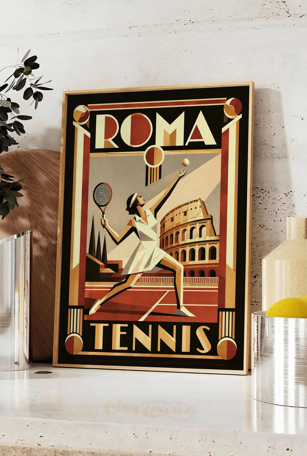 Affiche affiche tennis Rome Art Deco, posee sur un plan de travail de cuisine en pierre claire, entre une branche d'eucalyptus en vase et un bocal de citrons