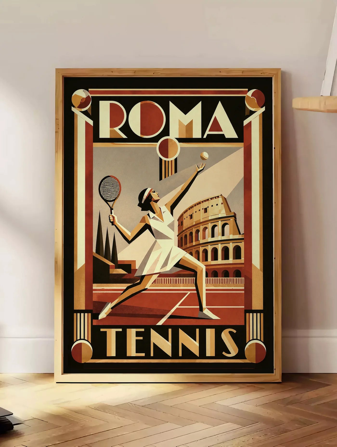 Estampe affiche tennis Rome Art Deco, posee au sol dans un coin salon, sur un parquet a chevrons, pres d'une table d'appoint en chene chargee de livres