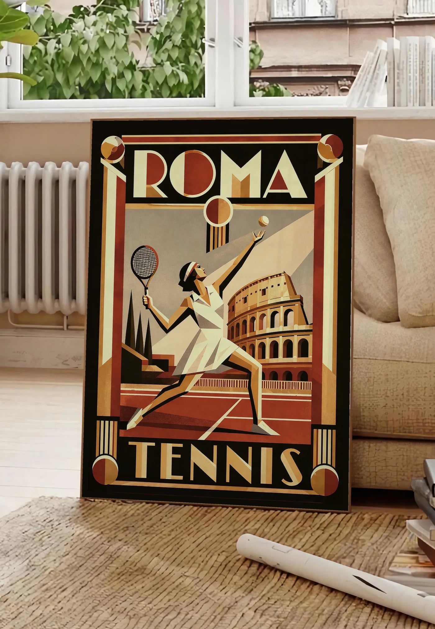 Poster affiche tennis Rome Art Deco, posee au sol dans un salon parisien, devant une grande fenetre donnant sur un immeuble haussmannien, entre un ficus et un canape creme