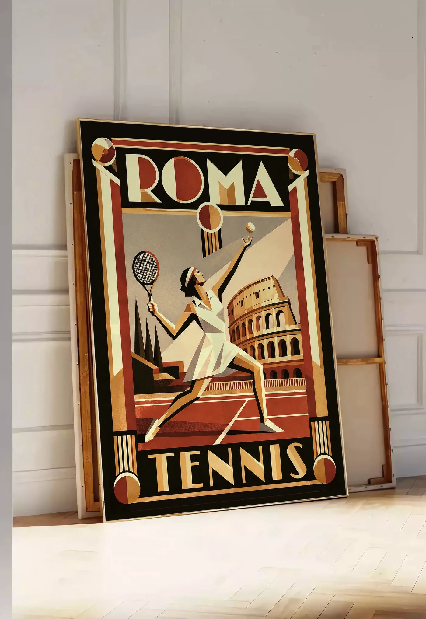 Tirage encadrable affiche tennis Rome Art Deco, posee au sol dans une entree lumineuse, contre un mur a panneaux blancs, a cote de chassis en bois empiles