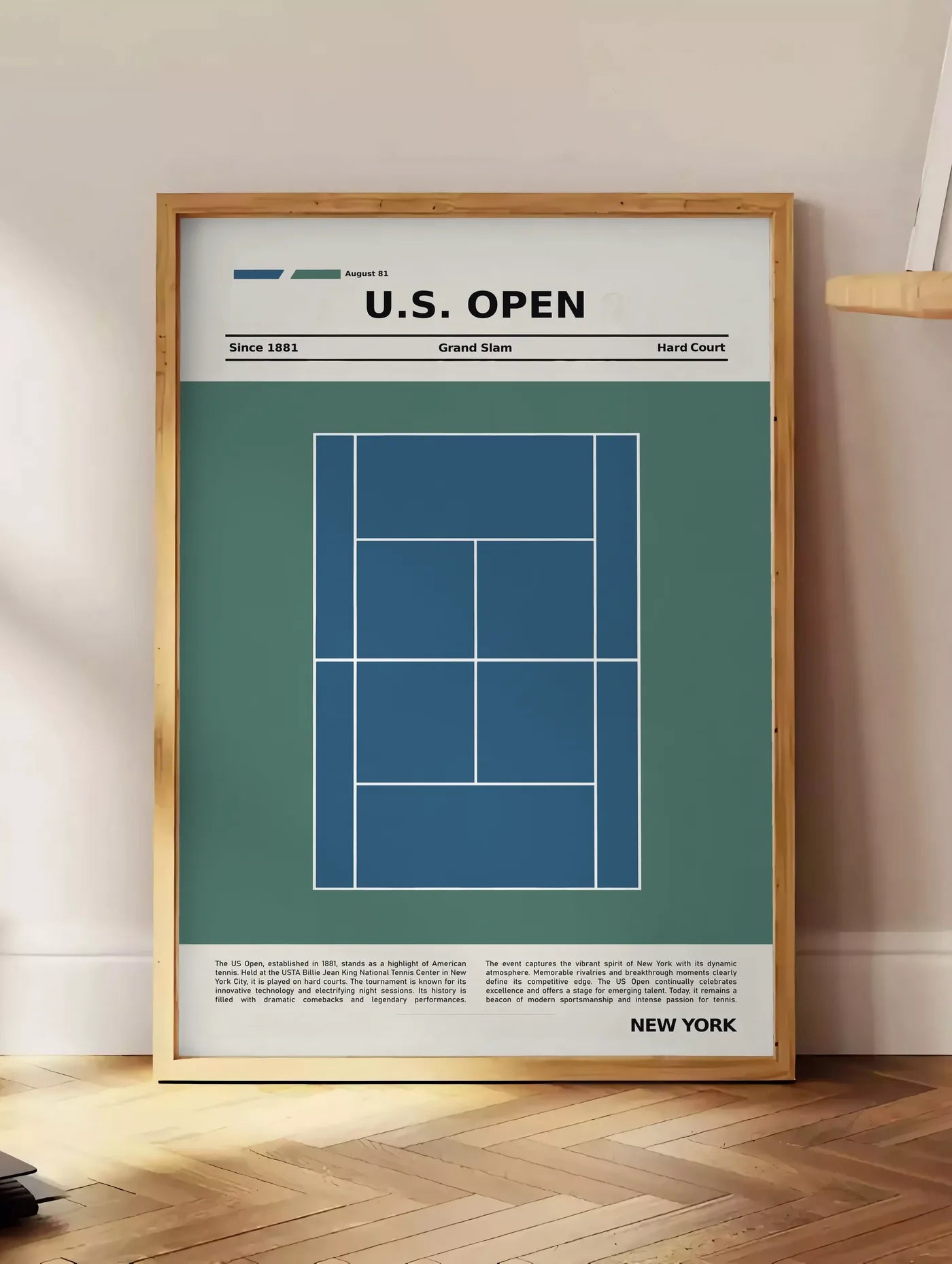 Estampe plan de court de tennis en dur bleu, posee au sol dans un coin salon, sur un parquet a chevrons, pres d'une table d'appoint en chene chargee de livres