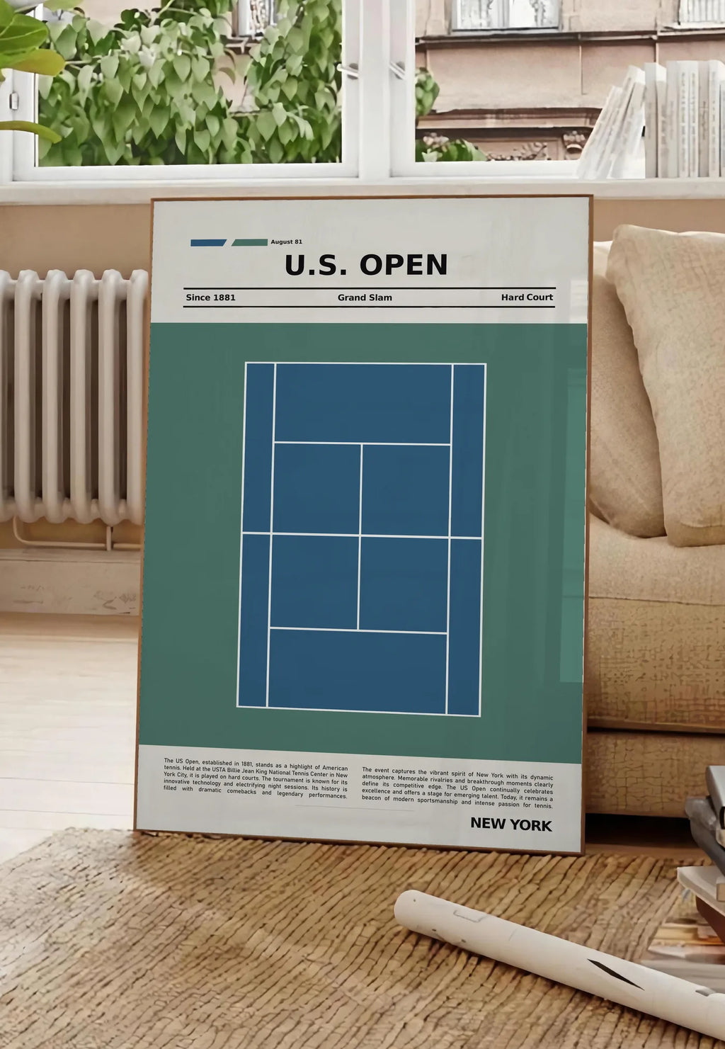Poster plan de court de tennis en dur bleu, posee au sol dans un salon parisien, devant une grande fenetre donnant sur un immeuble haussmannien, entre un ficus et un canape creme