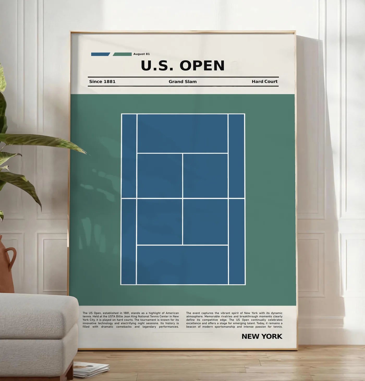Reproduction plan de court de tennis en dur bleu, posee au sol dans un salon minimaliste clair, a cote d'un canape beige et d'une plante verte, sur un parquet clair