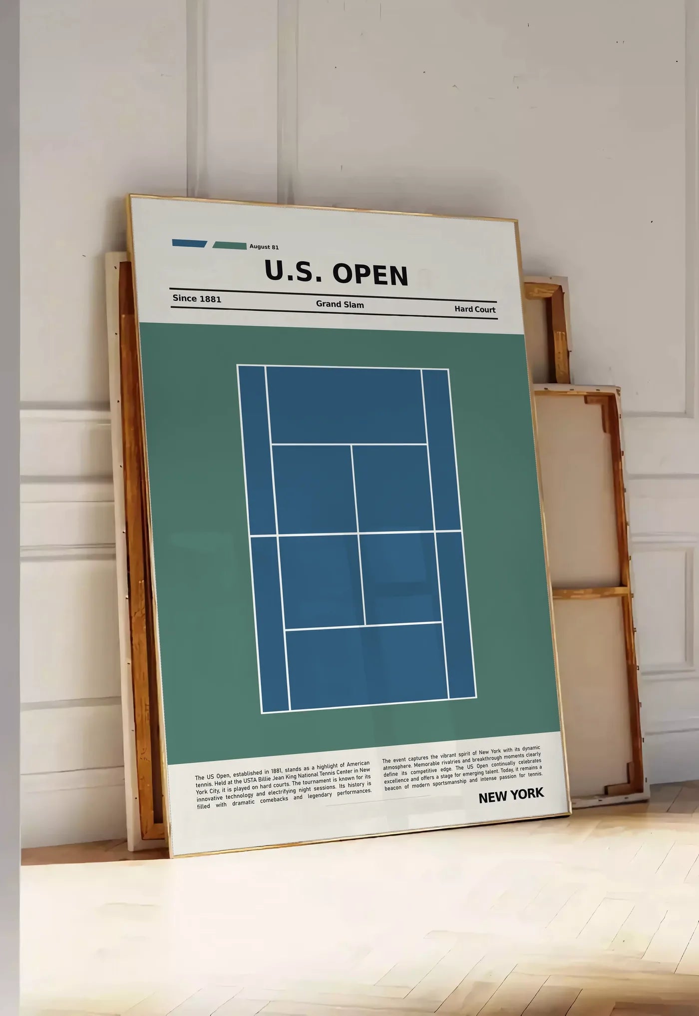 Tirage encadrable plan de court de tennis en dur bleu, posee au sol dans une entree lumineuse, contre un mur a panneaux blancs, a cote de chassis en bois empiles