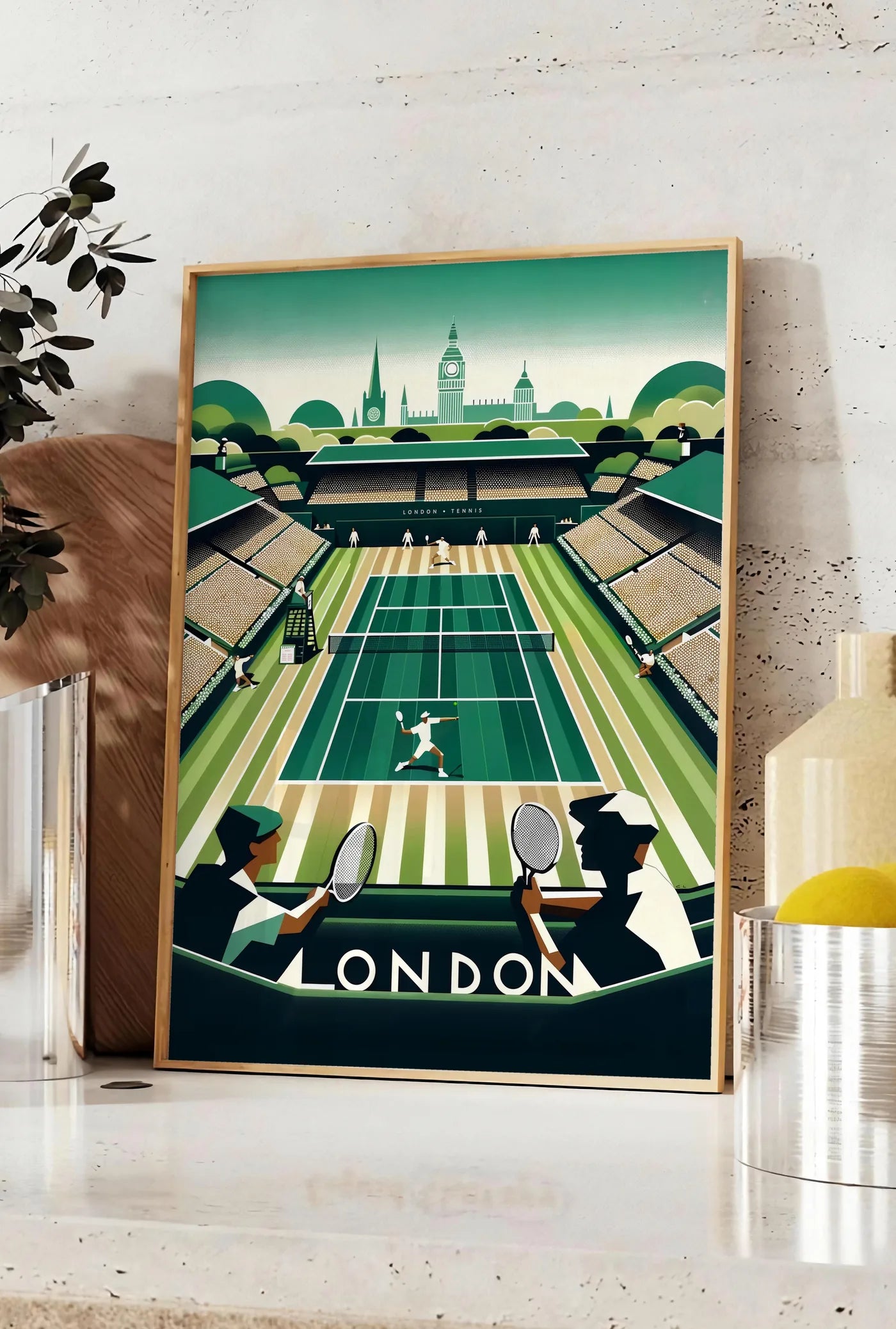 Affiche match de tennis sur un court en gazon vu depuis des spectateurs, posee sur un plan de travail de cuisine en pierre claire, entre une branche d'eucalyptus en vase et un bocal de citrons
