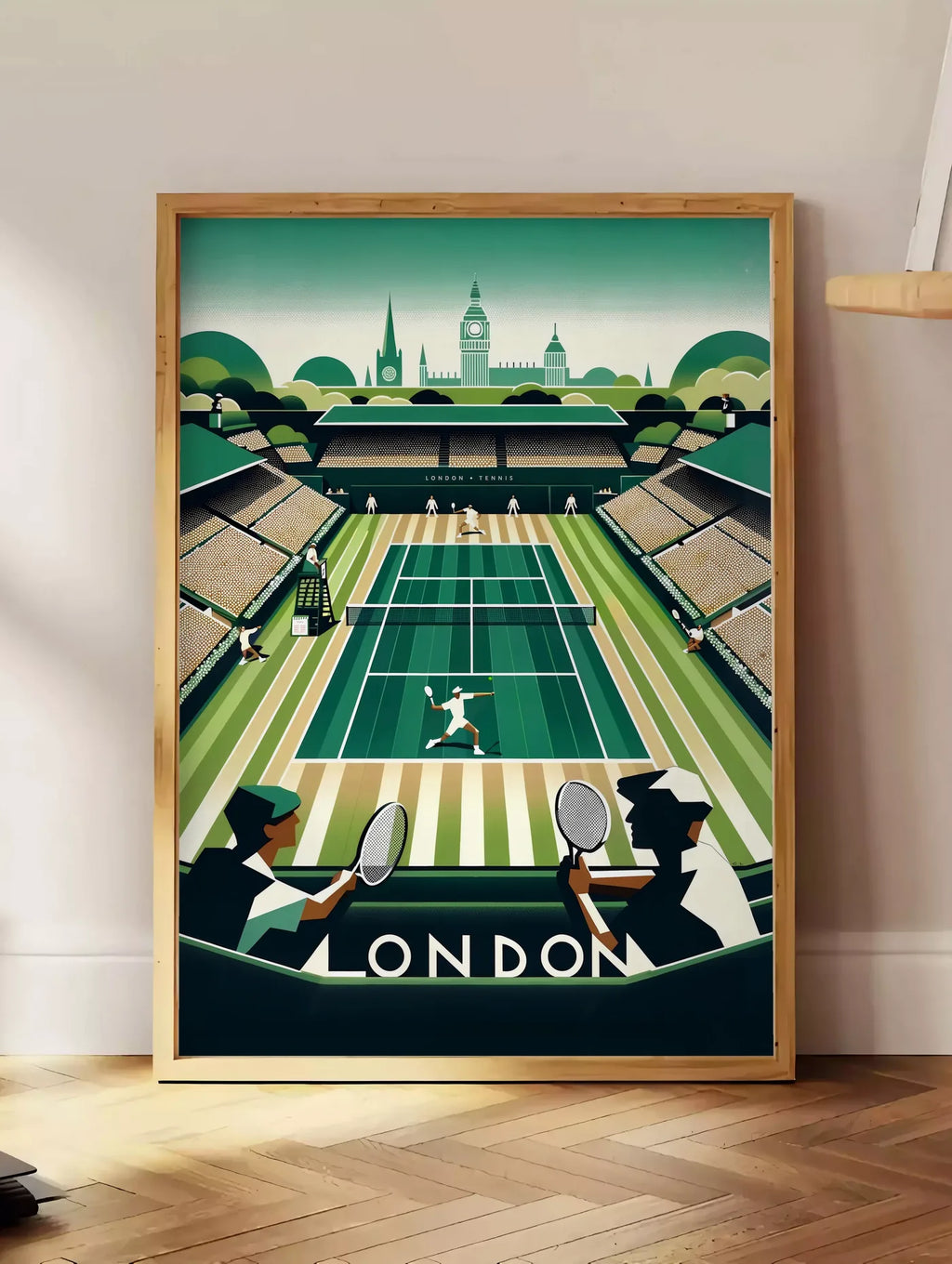 Estampe match de tennis sur un court en gazon vu depuis des spectateurs, posee au sol dans un coin salon, sur un parquet a chevrons, pres d'une table d'appoint en chene chargee de livres