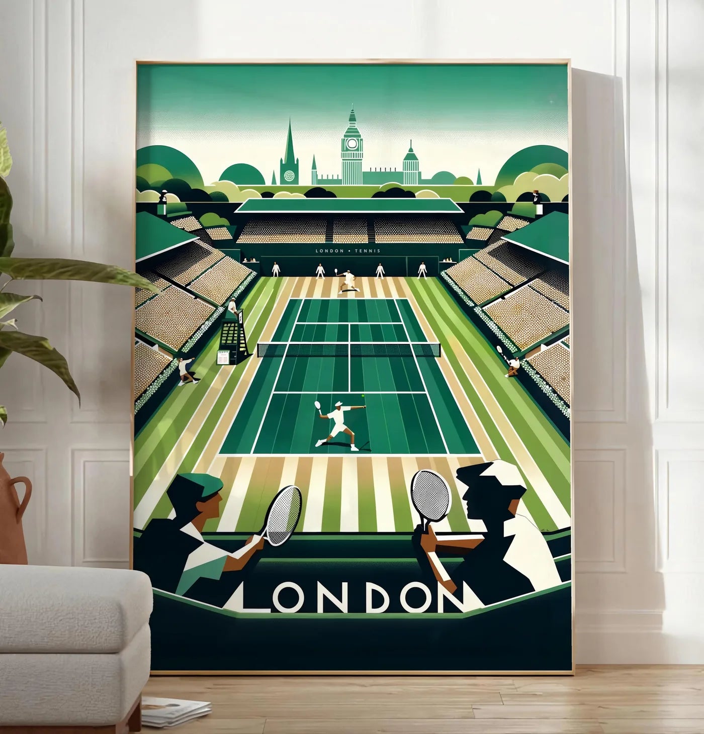Reproduction match de tennis sur un court en gazon vu depuis des spectateurs, posee au sol dans un salon minimaliste clair, a cote d'un canape beige et d'une plante verte, sur un parquet clair
