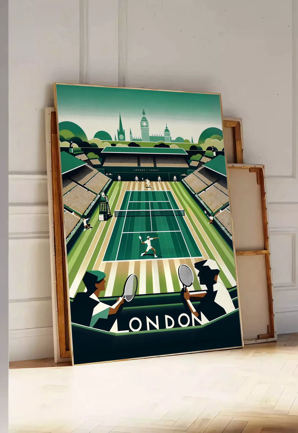 Tirage encadrable match de tennis sur un court en gazon vu depuis des spectateurs, posee au sol dans une entree lumineuse, contre un mur a panneaux blancs, a cote de chassis en bois empiles