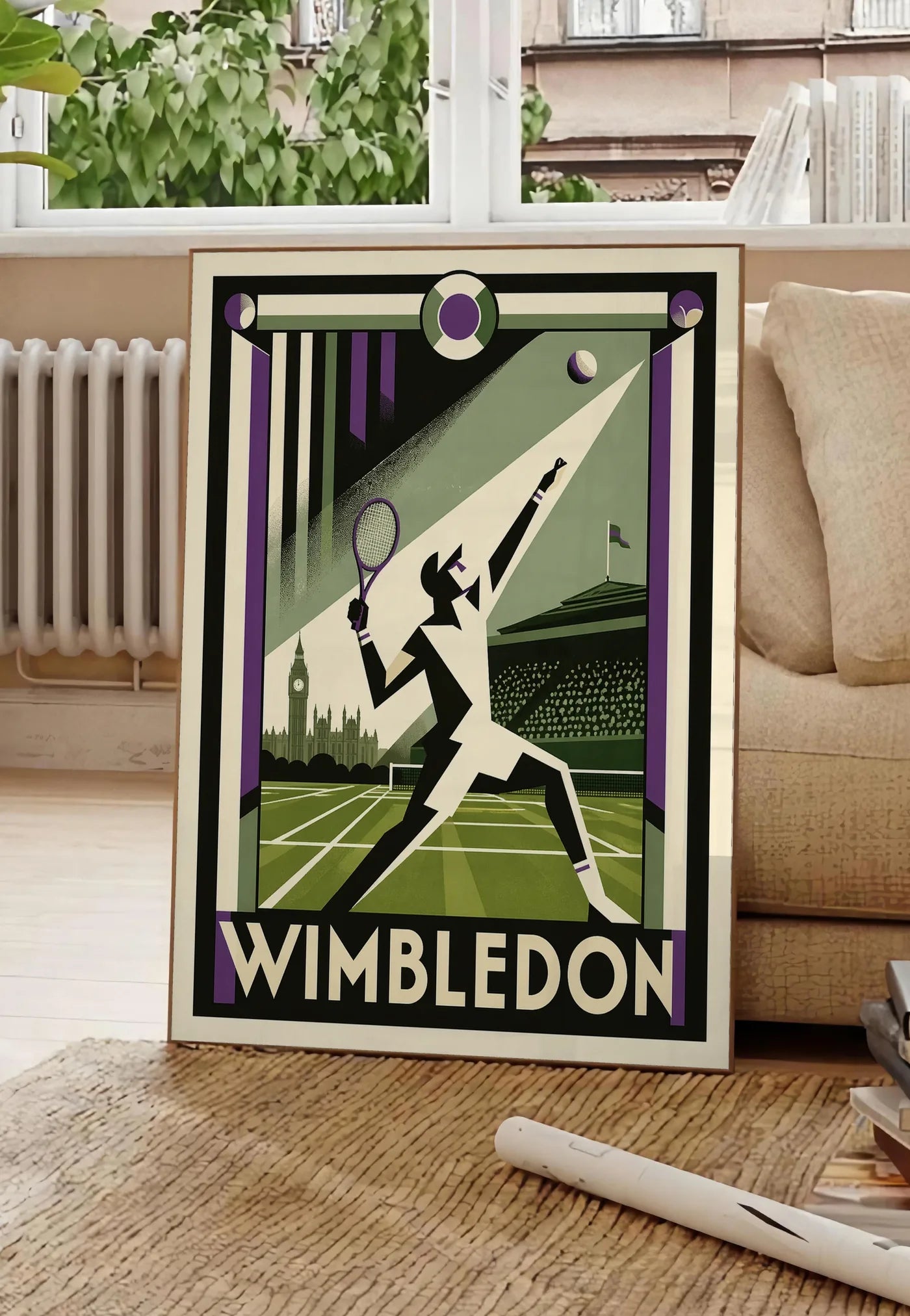 Poster affiche Wimbledon Art Deco, posee au sol dans un salon parisien, devant une grande fenetre donnant sur un immeuble haussmannien, entre un ficus et un canape creme