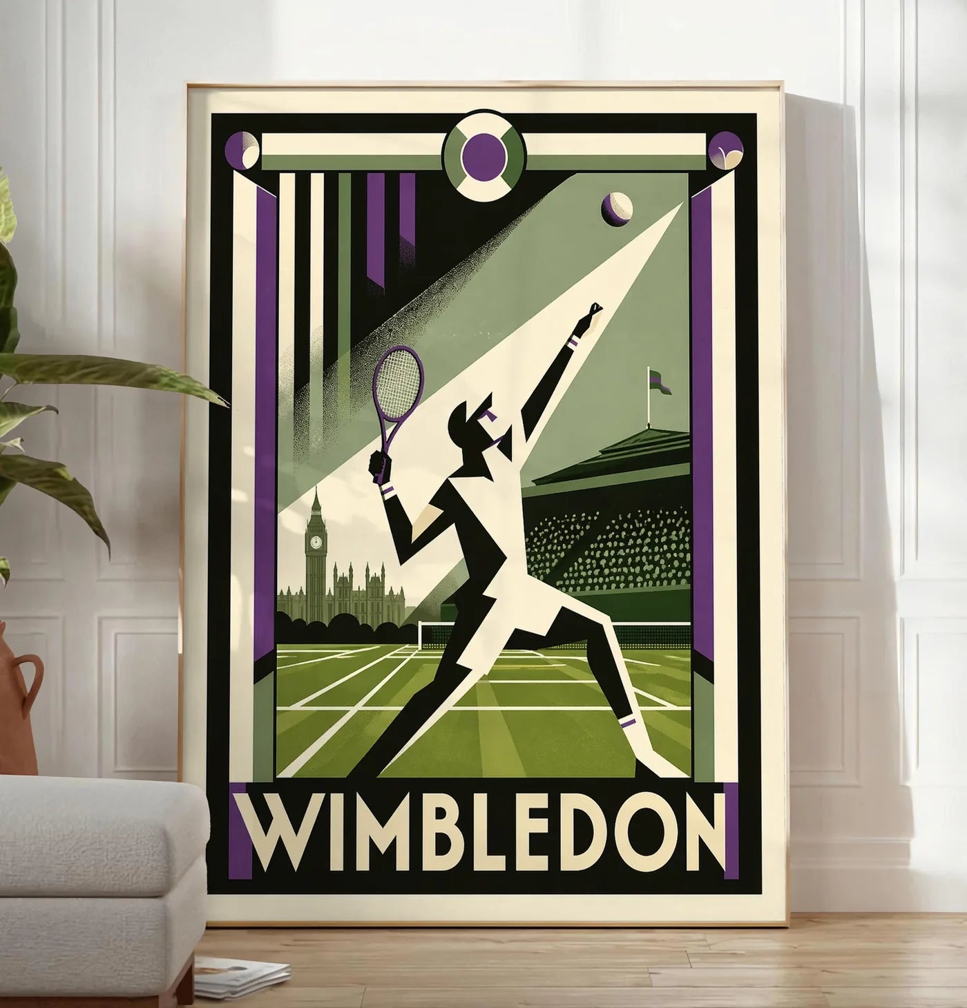 Reproduction affiche Wimbledon Art Deco, posee au sol dans un salon minimaliste clair, a cote d'un canape beige et d'une plante verte, sur un parquet clair