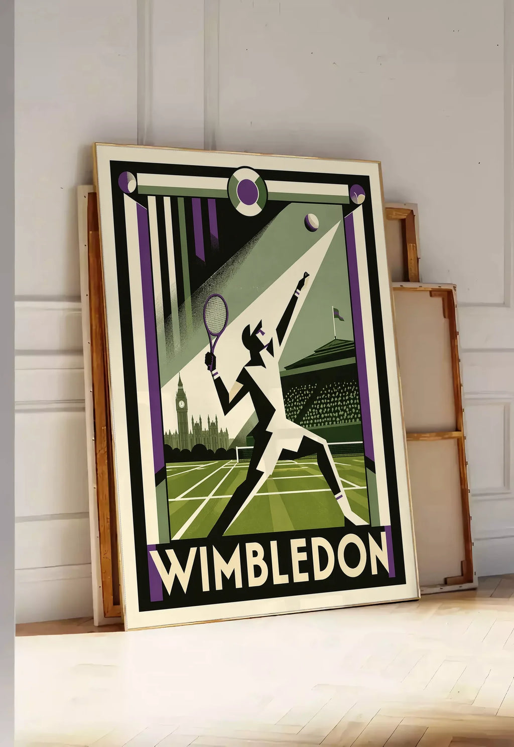 Tirage encadrable affiche Wimbledon Art Deco, posee au sol dans une entree lumineuse, contre un mur a panneaux blancs, a cote de chassis en bois empiles