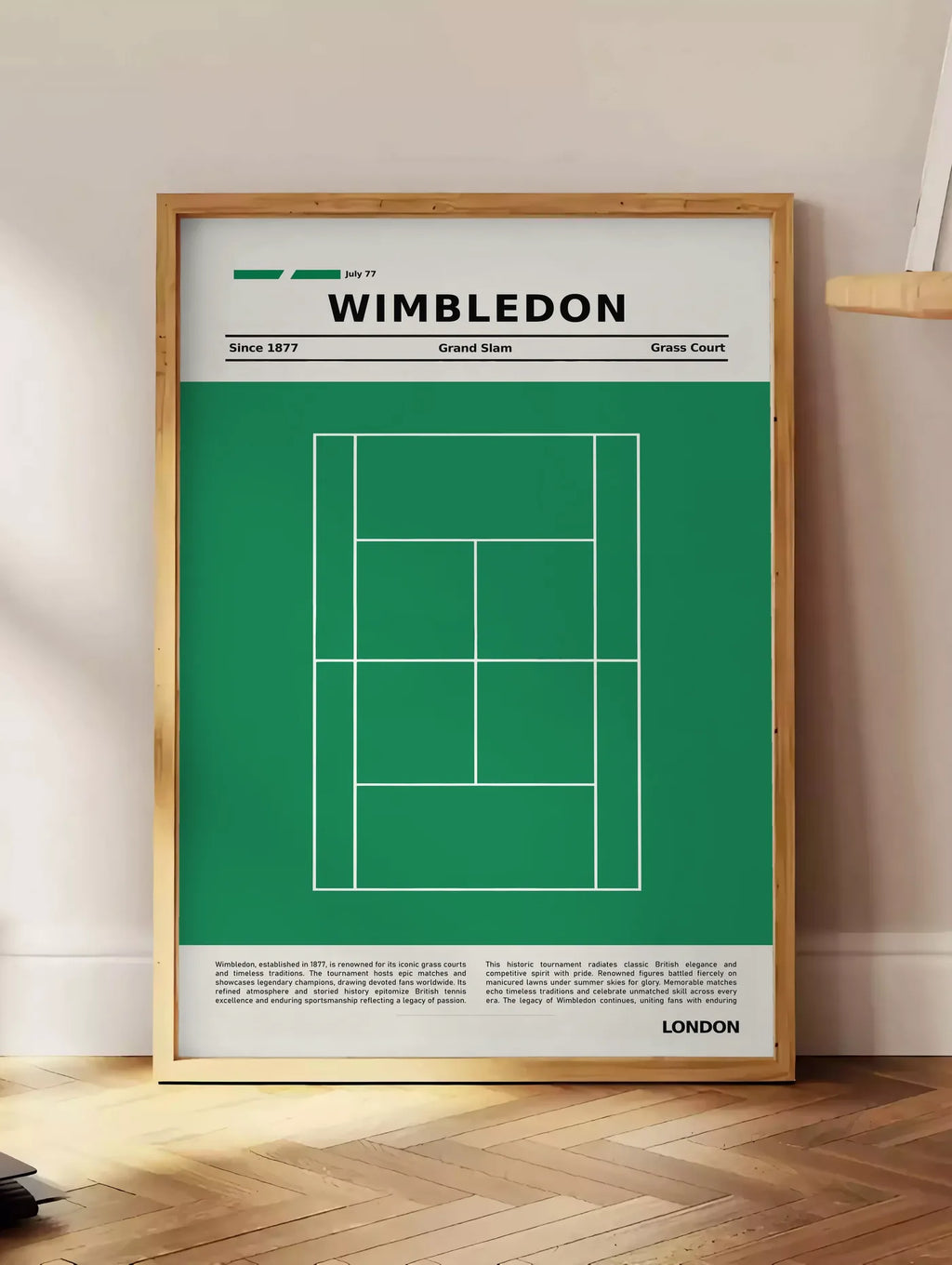 Estampe plan de court de tennis de gazon vert, posee au sol dans un coin salon, sur un parquet a chevrons, pres d'une table d'appoint en chene chargee de livres