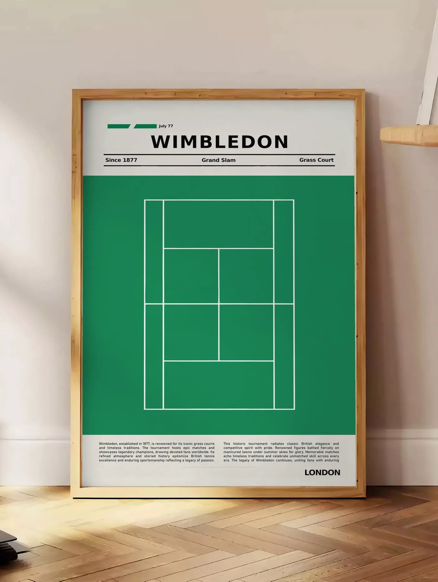 Estampe plan de court de tennis de gazon vert, posee au sol dans un coin salon, sur un parquet a chevrons, pres d'une table d'appoint en chene chargee de livres