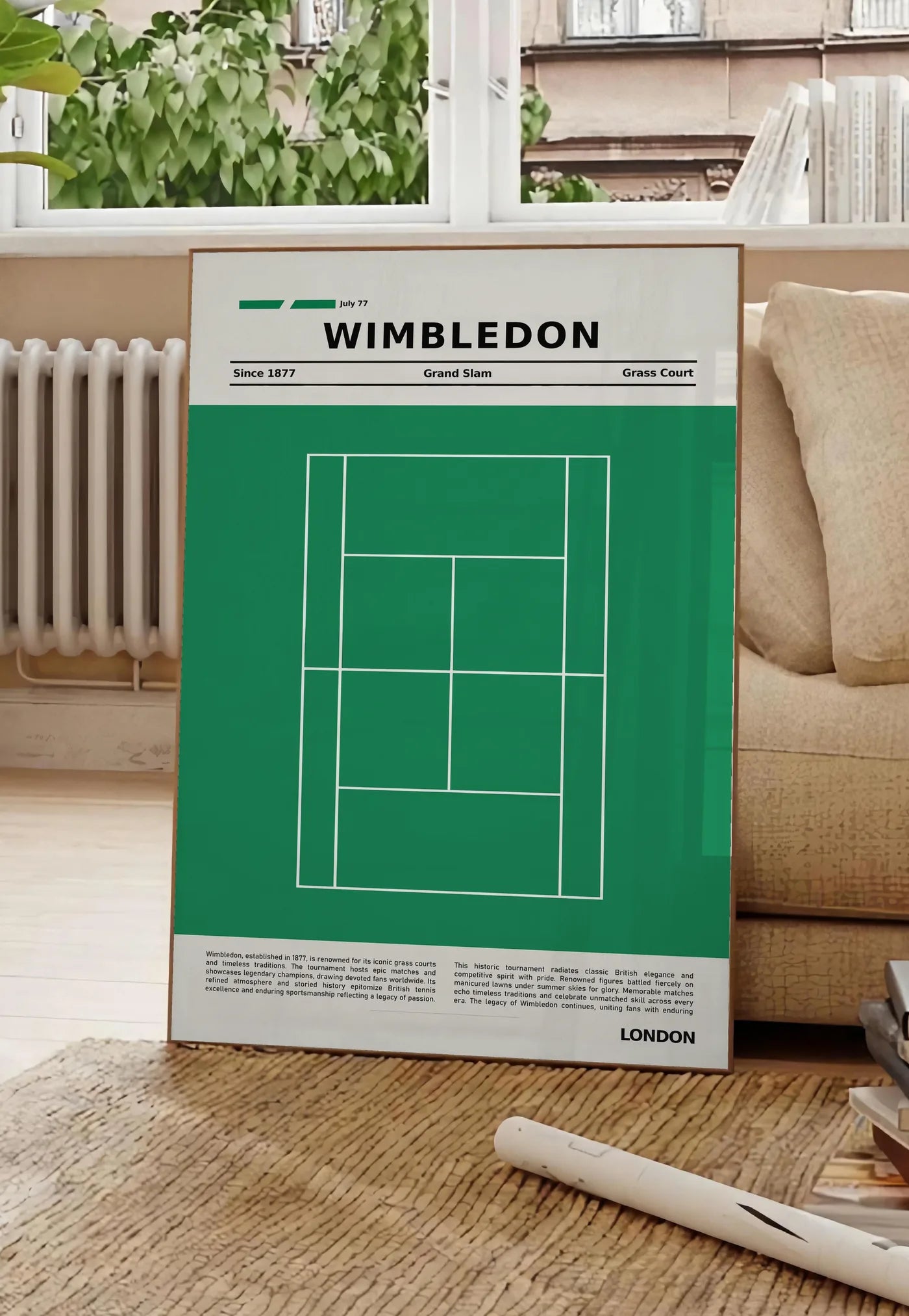 Poster plan de court de tennis de gazon vert, posee au sol dans un salon parisien, devant une grande fenetre donnant sur un immeuble haussmannien, entre un ficus et un canape creme