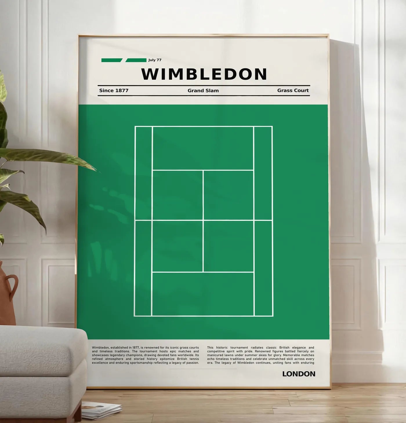 Reproduction plan de court de tennis de gazon vert, posee au sol dans un salon minimaliste clair, a cote d'un canape beige et d'une plante verte, sur un parquet clair