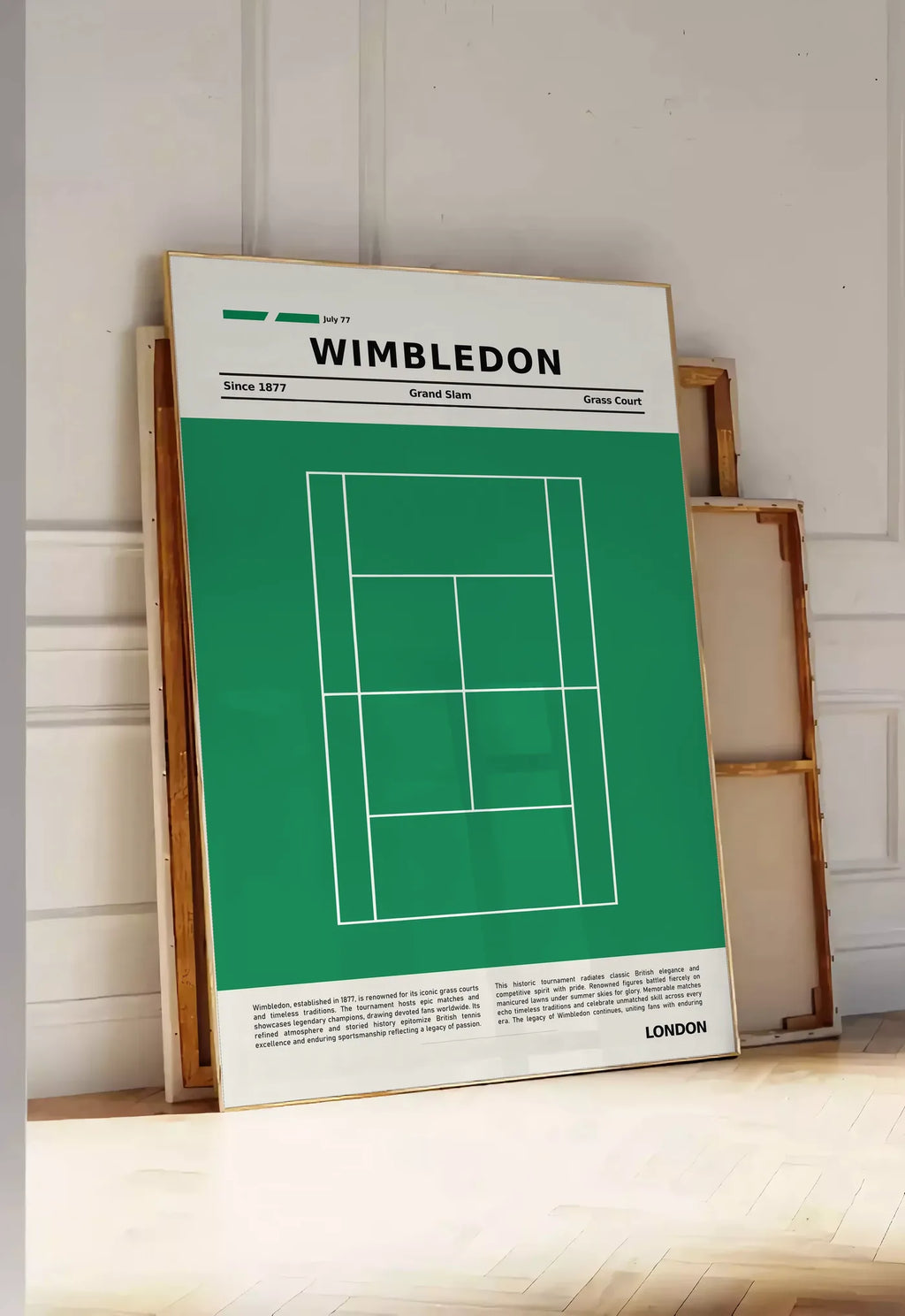 Tirage encadrable plan de court de tennis de gazon vert, posee au sol dans une entree lumineuse, contre un mur a panneaux blancs, a cote de chassis en bois empiles