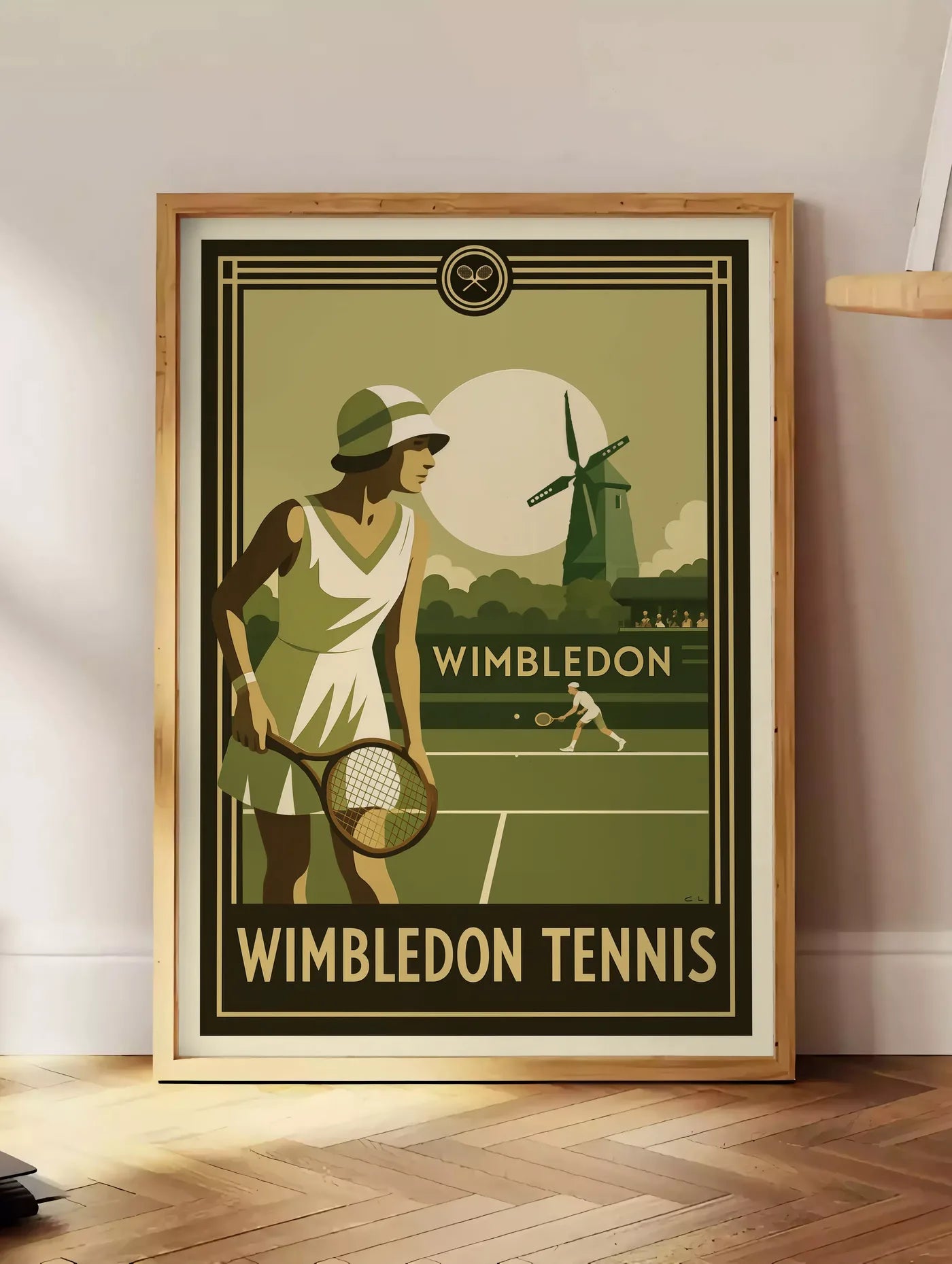 Estampe joueuse de tennis 1920 et raquette en bois, posee au sol dans un coin salon, sur un parquet a chevrons, pres d'une table d'appoint en chene chargee de livres