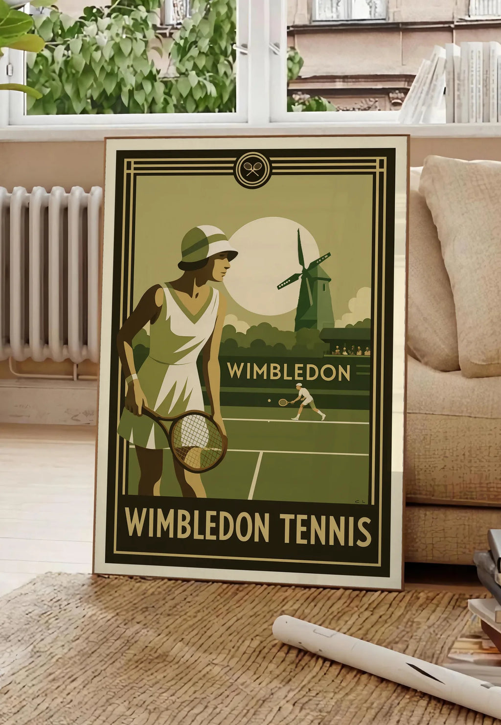 Poster joueuse de tennis 1920 et raquette en bois, posee au sol dans un salon parisien, devant une grande fenetre donnant sur un immeuble haussmannien, entre un ficus et un canape creme