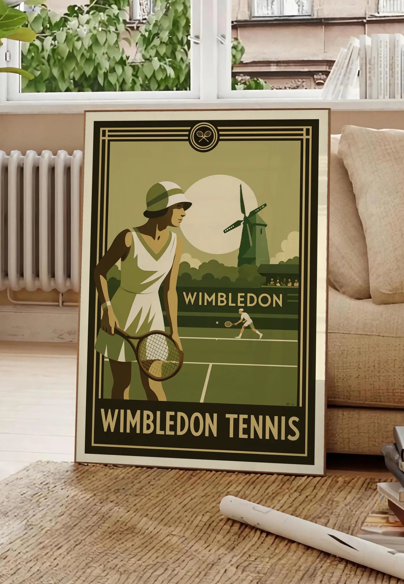 Poster joueuse de tennis 1920 et raquette en bois, posee au sol dans un salon parisien, devant une grande fenetre donnant sur un immeuble haussmannien, entre un ficus et un canape creme