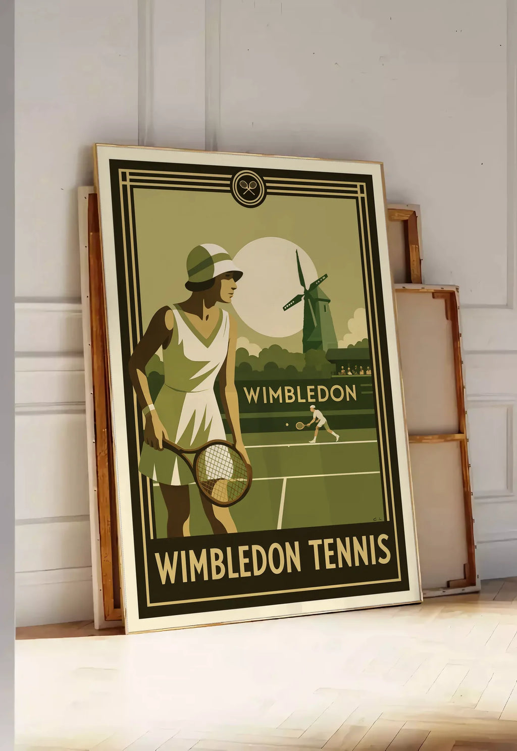 Tirage encadrable joueuse de tennis 1920 et raquette en bois, posee au sol dans une entree lumineuse, contre un mur a panneaux blancs, a cote de chassis en bois empiles
