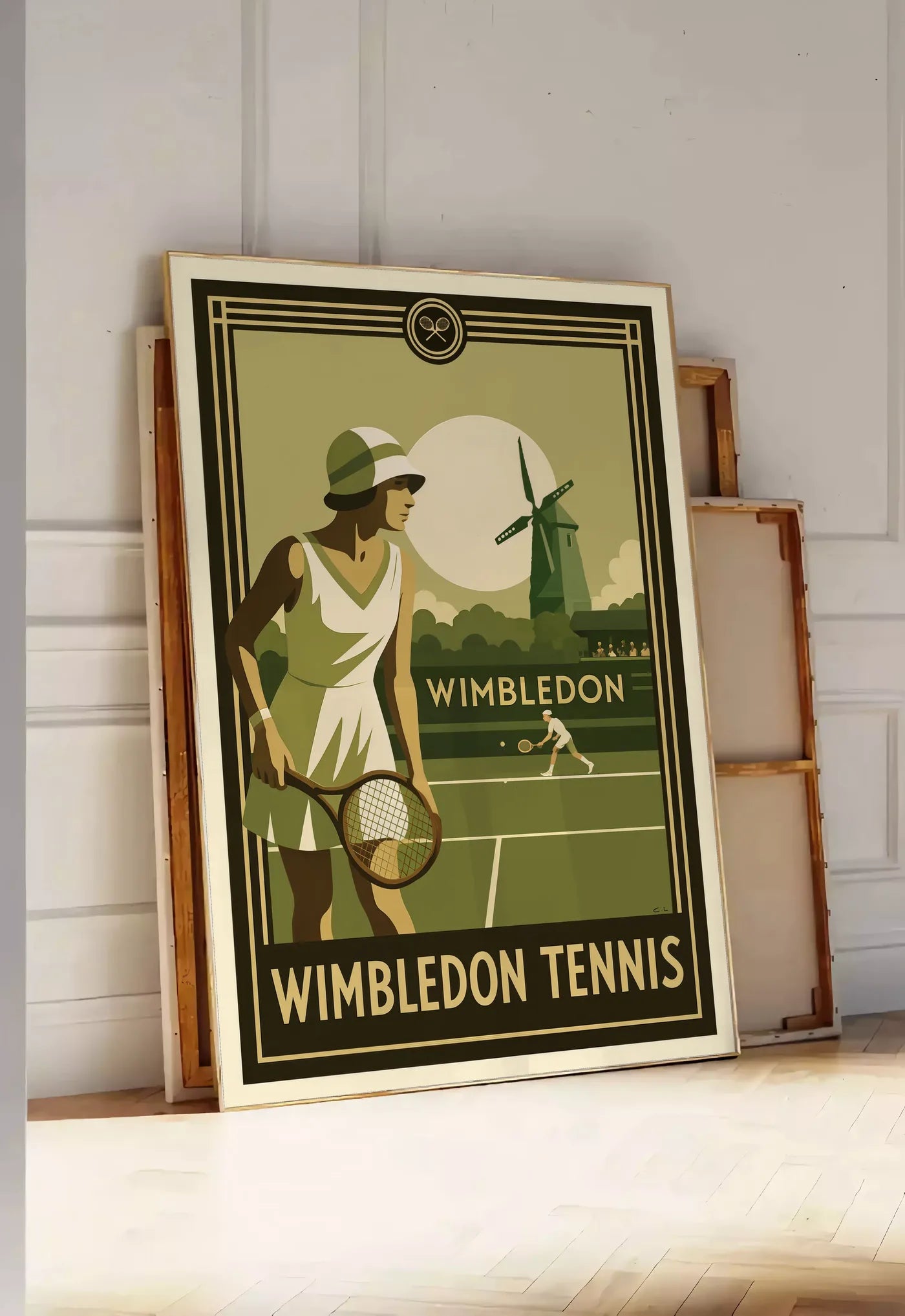 Tirage encadrable joueuse de tennis 1920 et raquette en bois, posee au sol dans une entree lumineuse, contre un mur a panneaux blancs, a cote de chassis en bois empiles