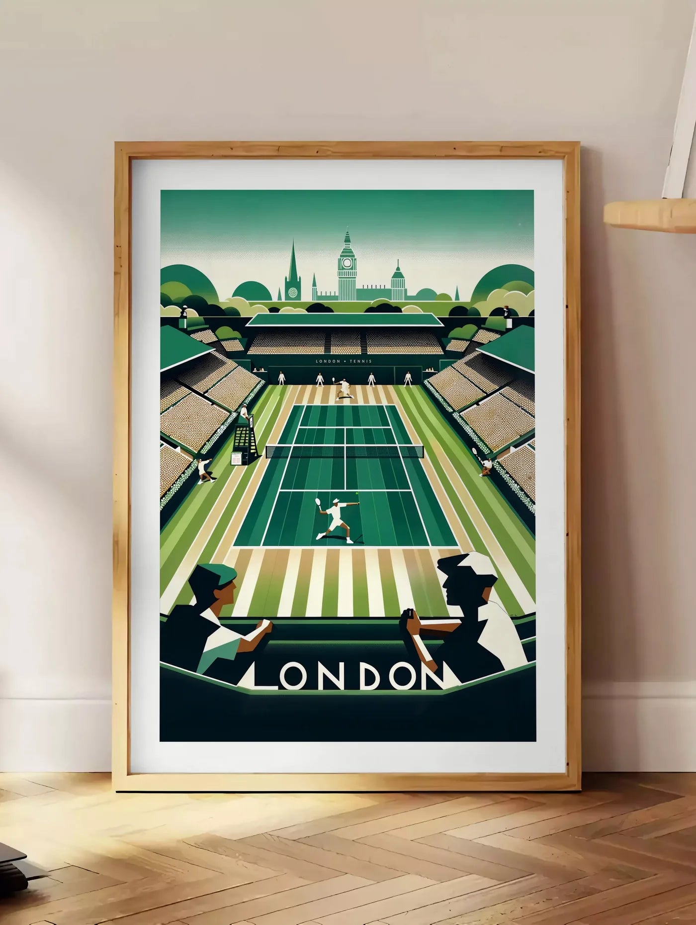 Estampe court de tennis en gazon et spectateurs, posee au sol dans un coin salon, sur un parquet a chevrons, pres d'une table d'appoint en chene chargee de livres