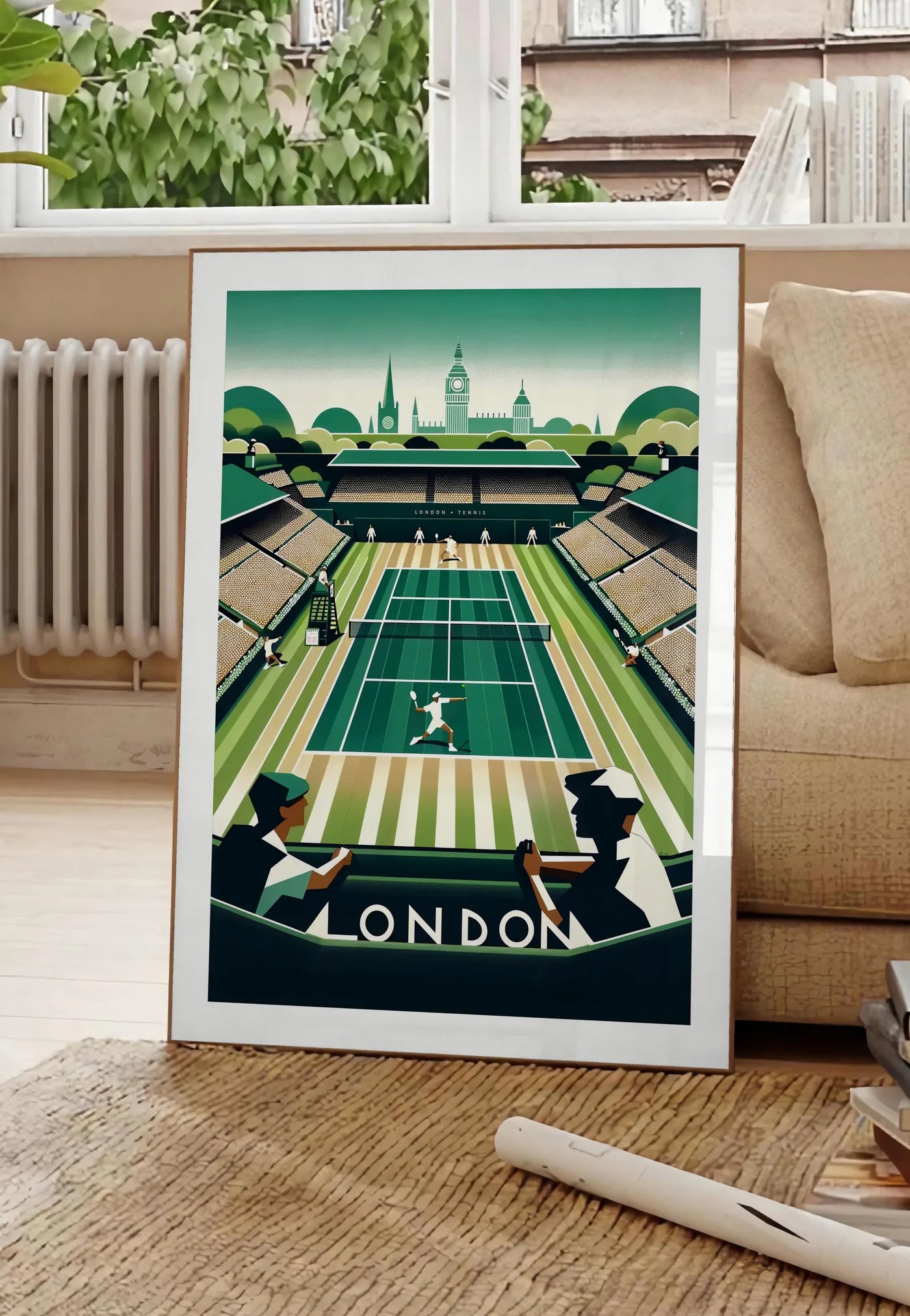 Poster court de tennis en gazon et spectateurs, posee au sol dans un salon parisien, devant une grande fenetre donnant sur un immeuble haussmannien, entre un ficus et un canape creme