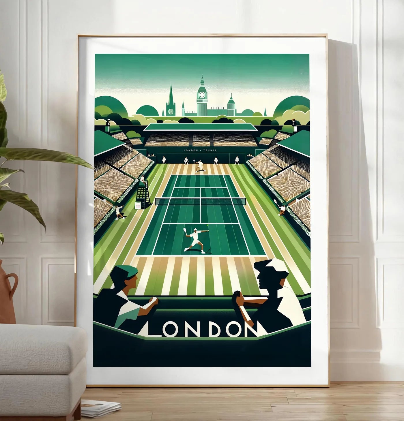 Reproduction court de tennis en gazon et spectateurs, posee au sol dans un salon minimaliste clair, a cote d'un canape beige et d'une plante verte, sur un parquet clair