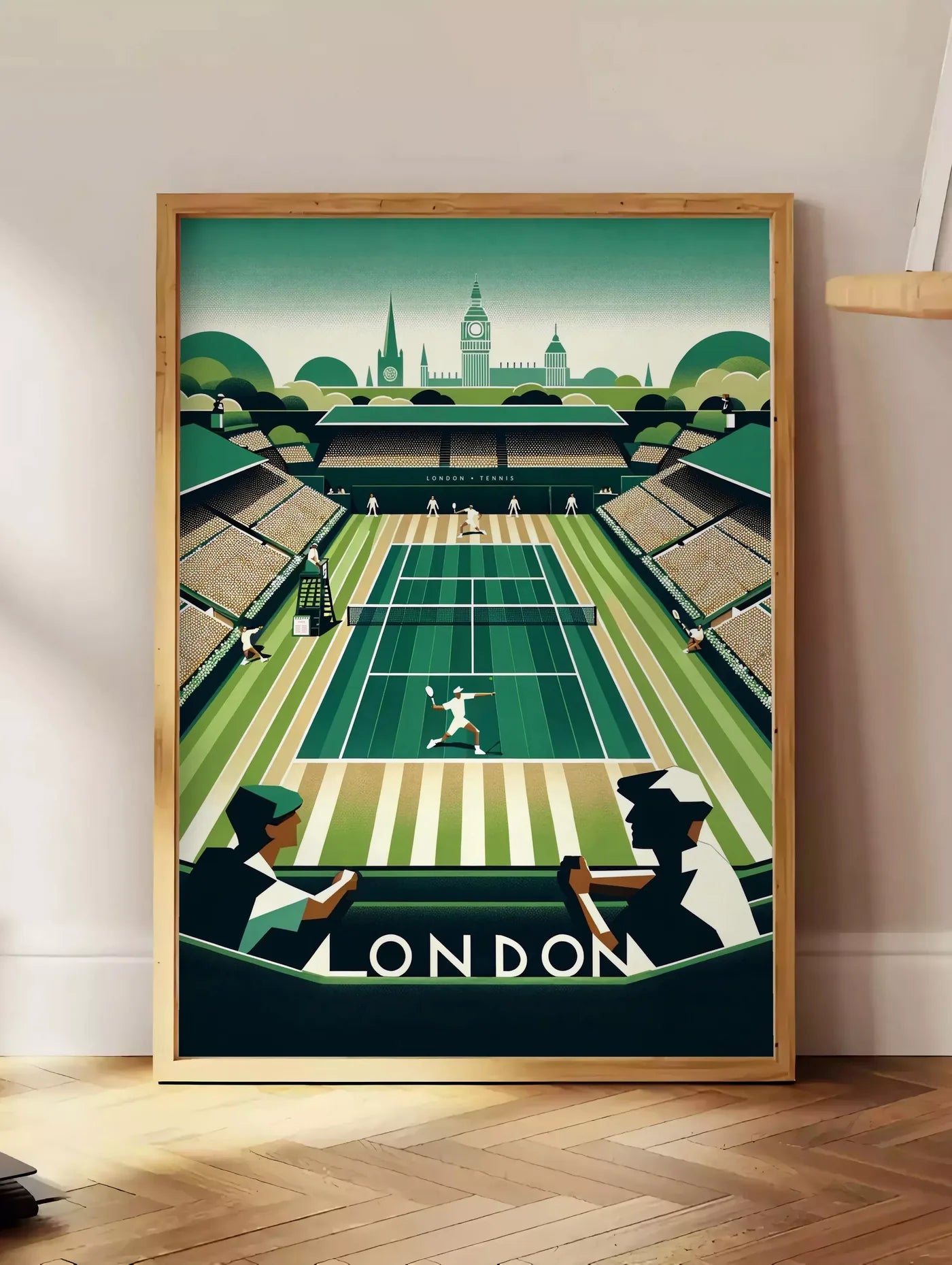 Estampe court de tennis en gazon et spectateurs, posee au sol dans un coin salon, sur un parquet a chevrons, pres d'une table d'appoint en chene chargee de livres