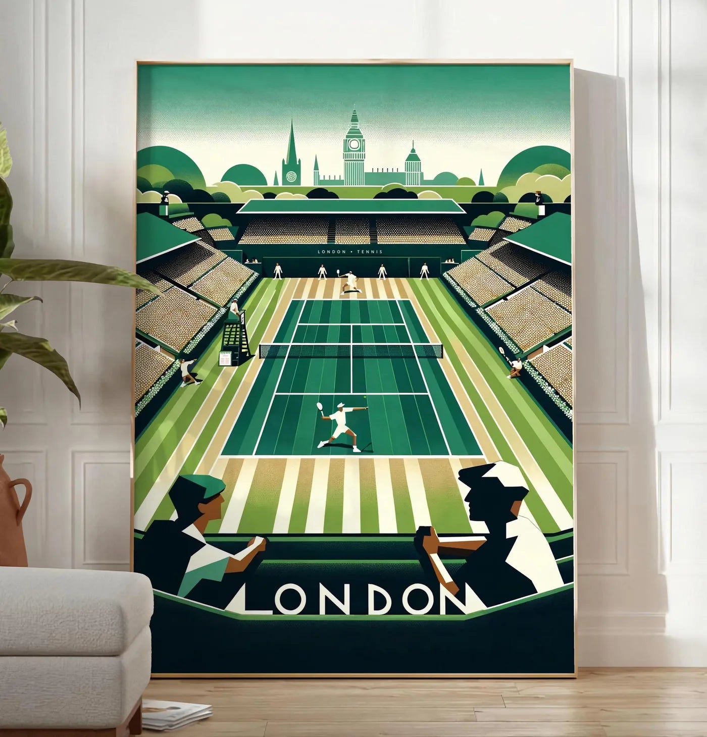 Reproduction court de tennis en gazon et spectateurs, posee au sol dans un salon minimaliste clair, a cote d'un canape beige et d'une plante verte, sur un parquet clair