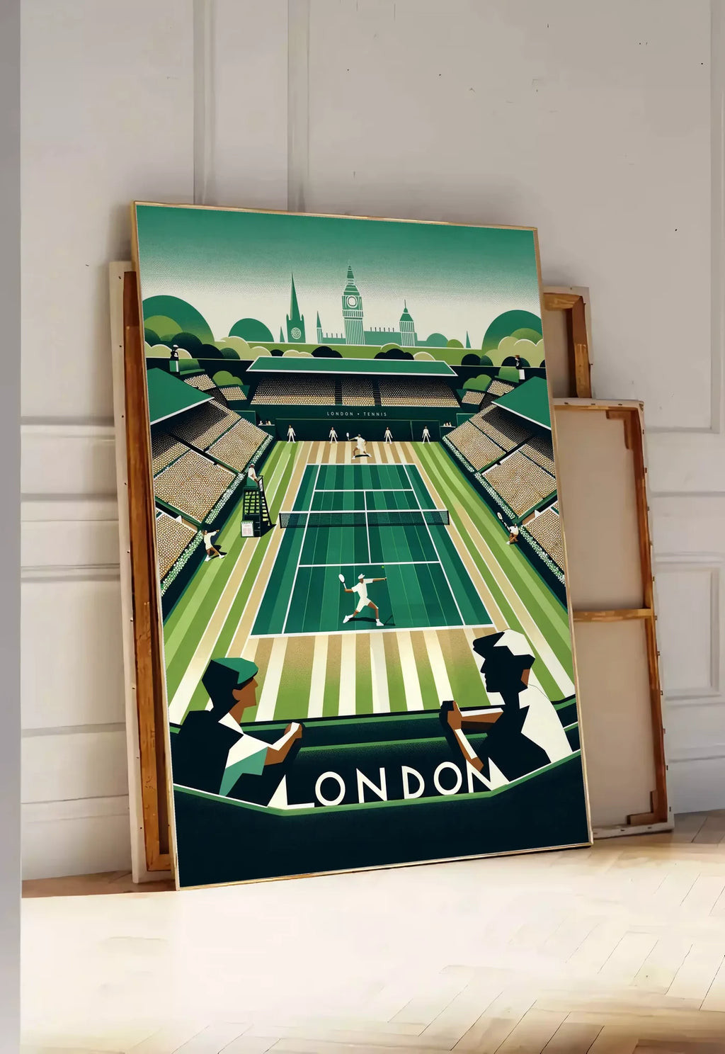 Tirage encadrable court de tennis en gazon et spectateurs, posee au sol dans une entree lumineuse, contre un mur a panneaux blancs, a cote de chassis en bois empiles
