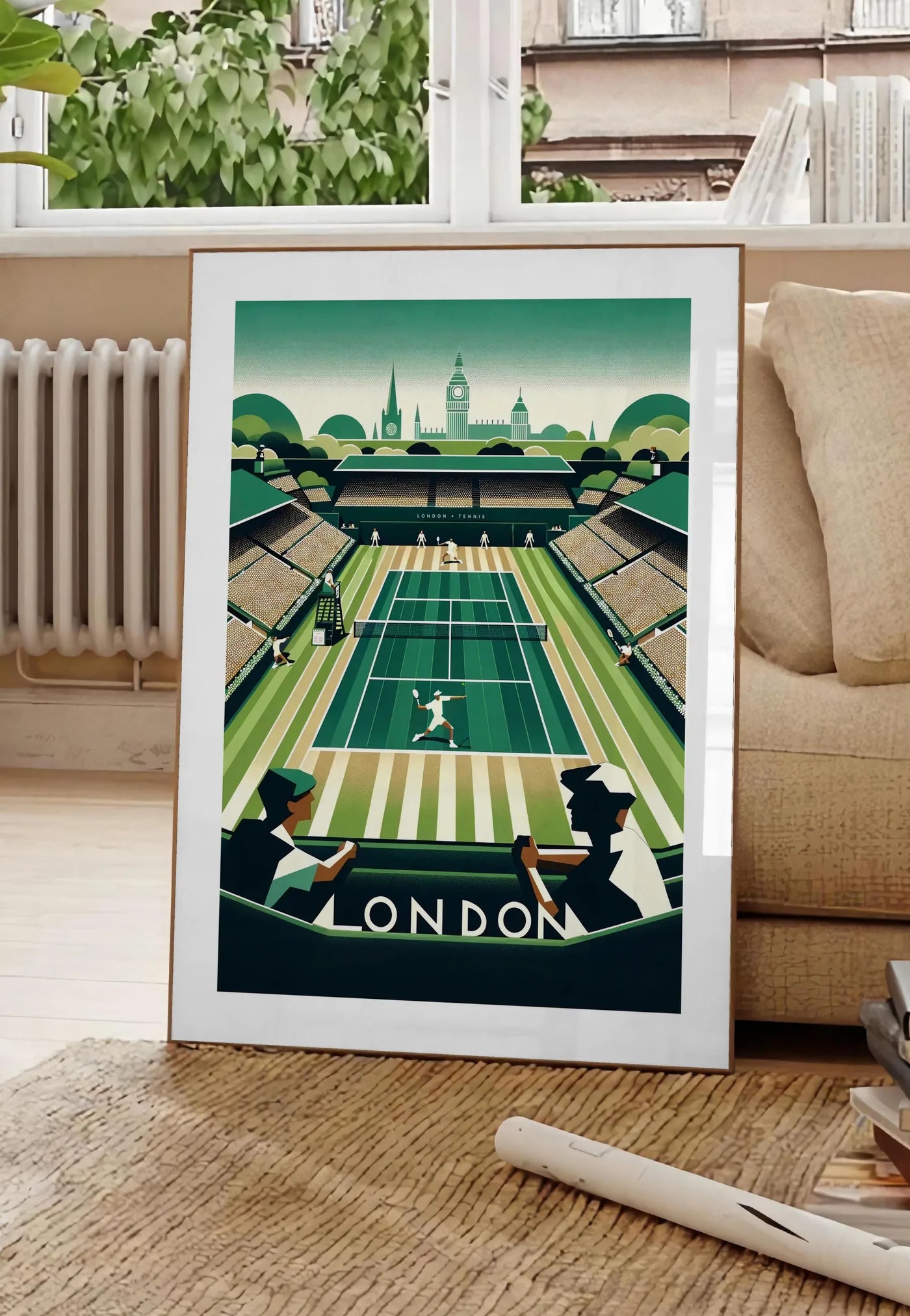 Poster joueur de tennis sur gazon et spectateurs, posee au sol dans un salon parisien, devant une grande fenetre donnant sur un immeuble haussmannien, entre un ficus et un canape creme
