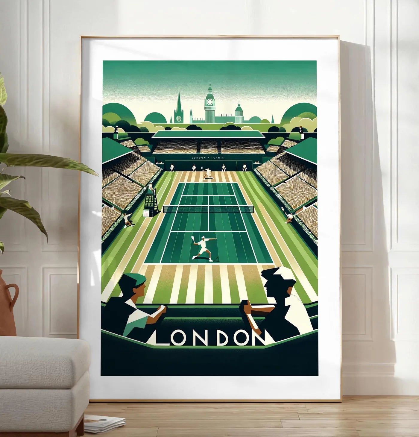 Reproduction joueur de tennis sur gazon et spectateurs, posee au sol dans un salon minimaliste clair, a cote d'un canape beige et d'une plante verte, sur un parquet clair