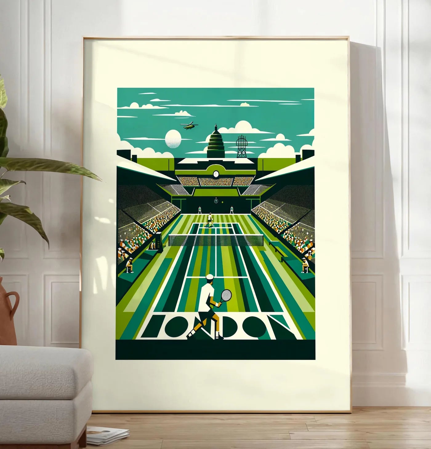 Reproduction joueur de tennis de dos sur gazon de stade, posee au sol dans un salon minimaliste clair, a cote d'un canape beige et d'une plante verte, sur un parquet clair
