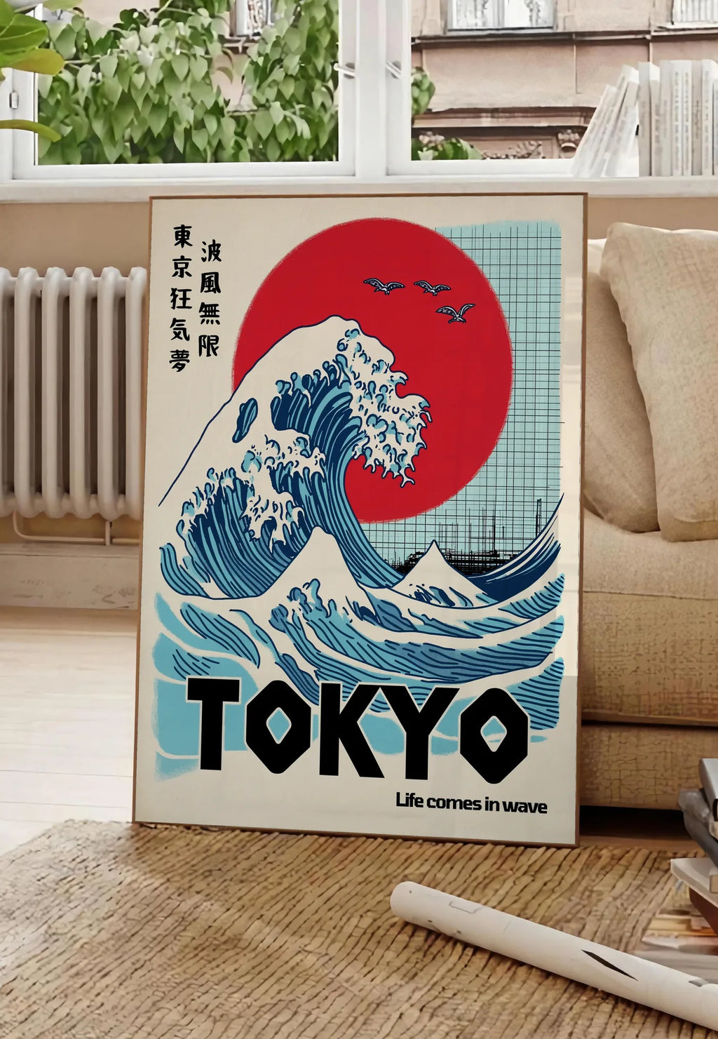 Poster affiche vague de Tokyo et soleil rouge art japonais, posee au sol dans un salon parisien, devant une grande fenetre donnant sur un immeuble haussmannien, entre un ficus et un canape creme
