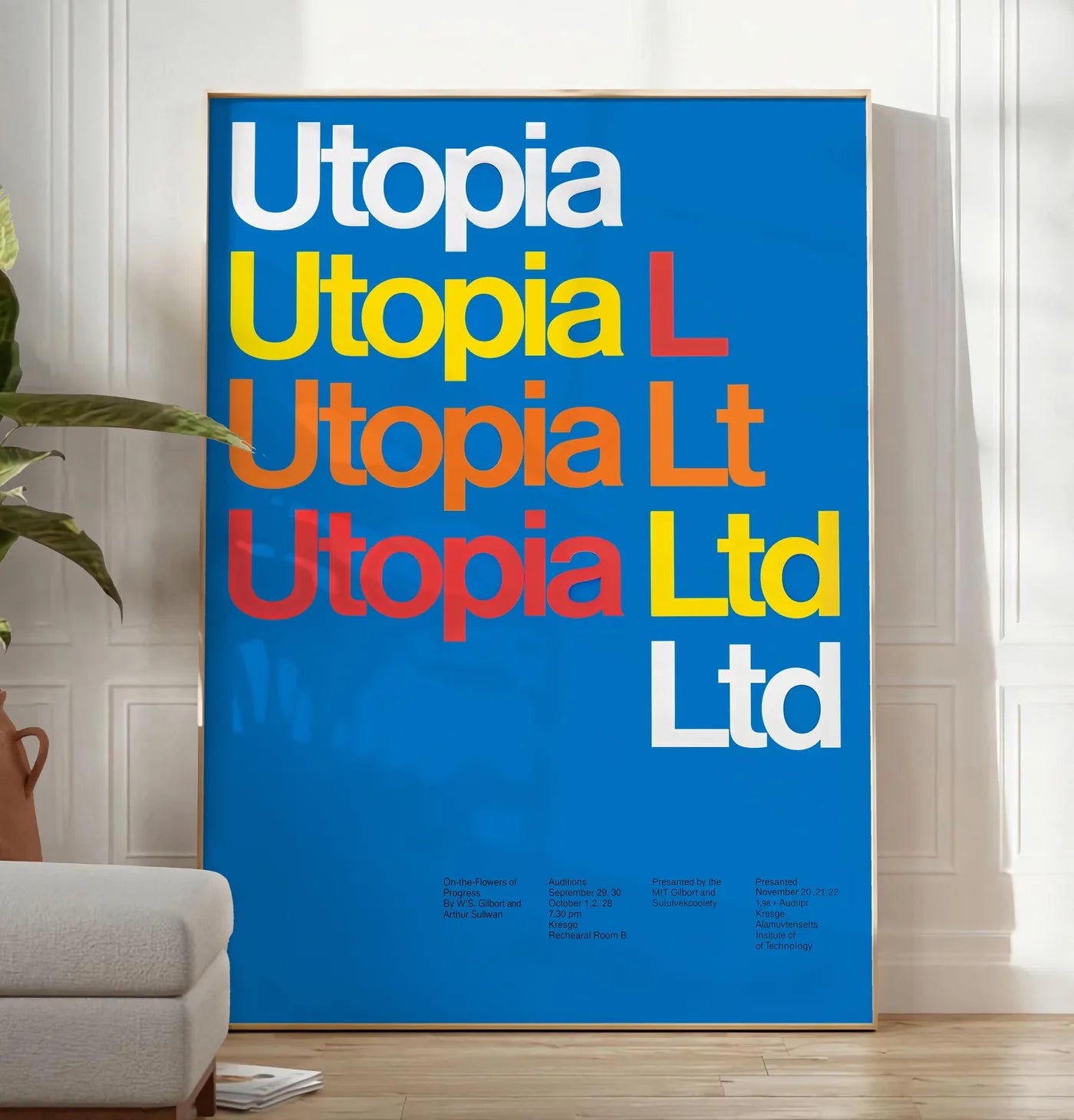 Reproduction typographie Utopia Ltd repetee en blanc jaune et rouge sur bleu, posee au sol dans un salon minimaliste clair, a cote d'un canape beige et d'une plante verte, sur un parquet clair
