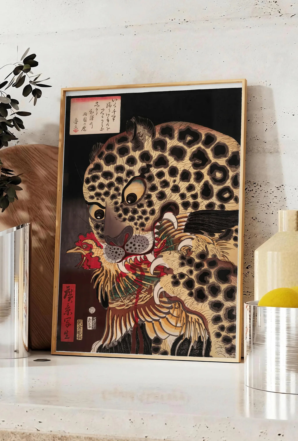 Affiche affiche tigre de Ryokoku d Utagawa Hirokage, posee sur un plan de travail de cuisine en pierre claire, entre une branche d'eucalyptus en vase et un bocal de citrons