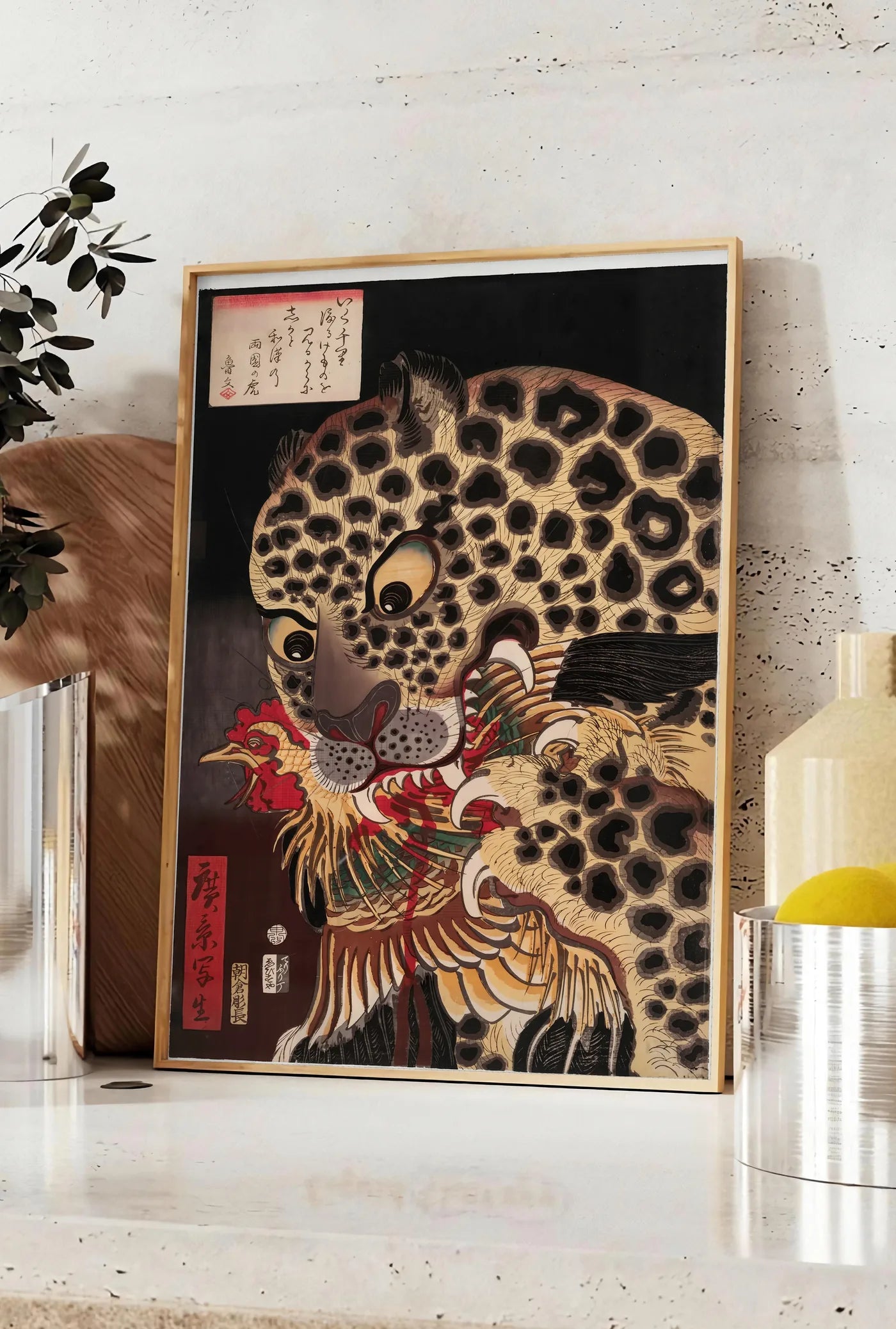 Affiche affiche tigre de Ryokoku d Utagawa Hirokage, posee sur un plan de travail de cuisine en pierre claire, entre une branche d'eucalyptus en vase et un bocal de citrons