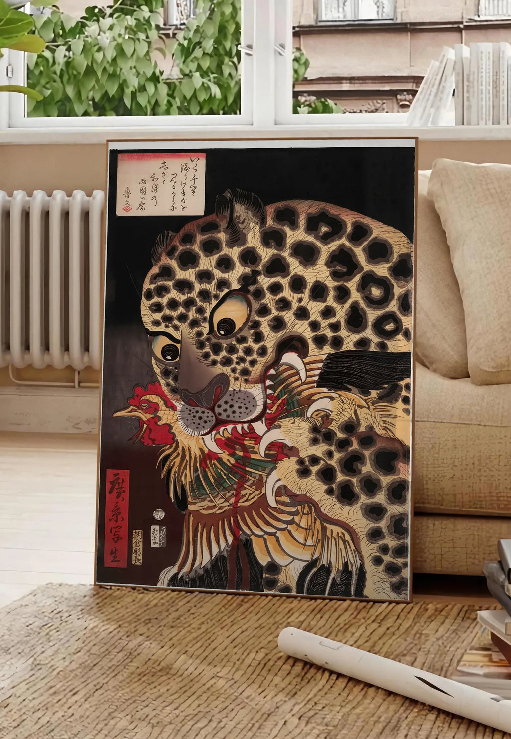 Poster affiche tigre de Ryokoku d Utagawa Hirokage, posee au sol dans un salon parisien, devant une grande fenetre donnant sur un immeuble haussmannien, entre un ficus et un canape creme