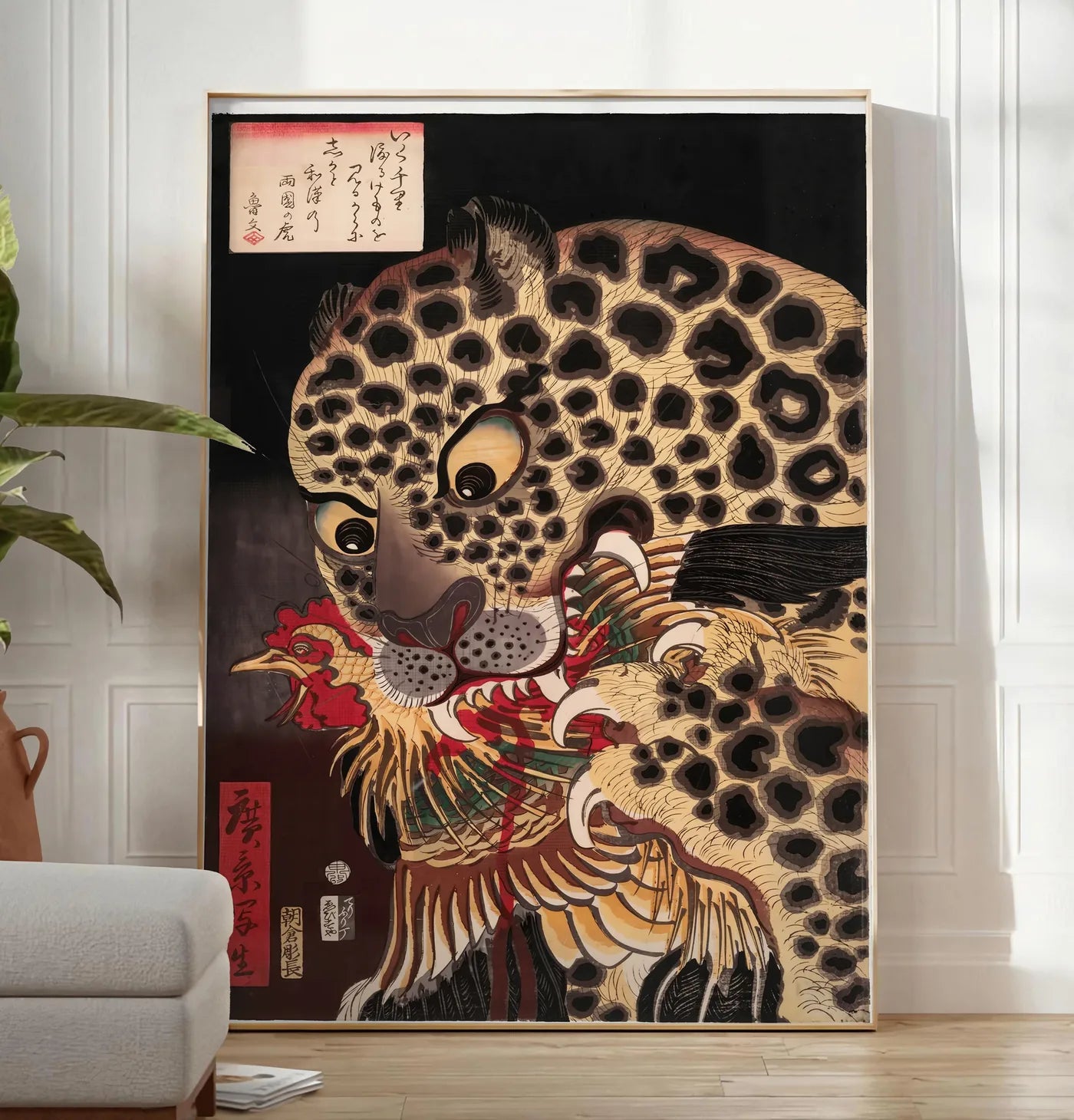 Reproduction affiche tigre de Ryokoku d Utagawa Hirokage, posee au sol dans un salon minimaliste clair, a cote d'un canape beige et d'une plante verte, sur un parquet clair