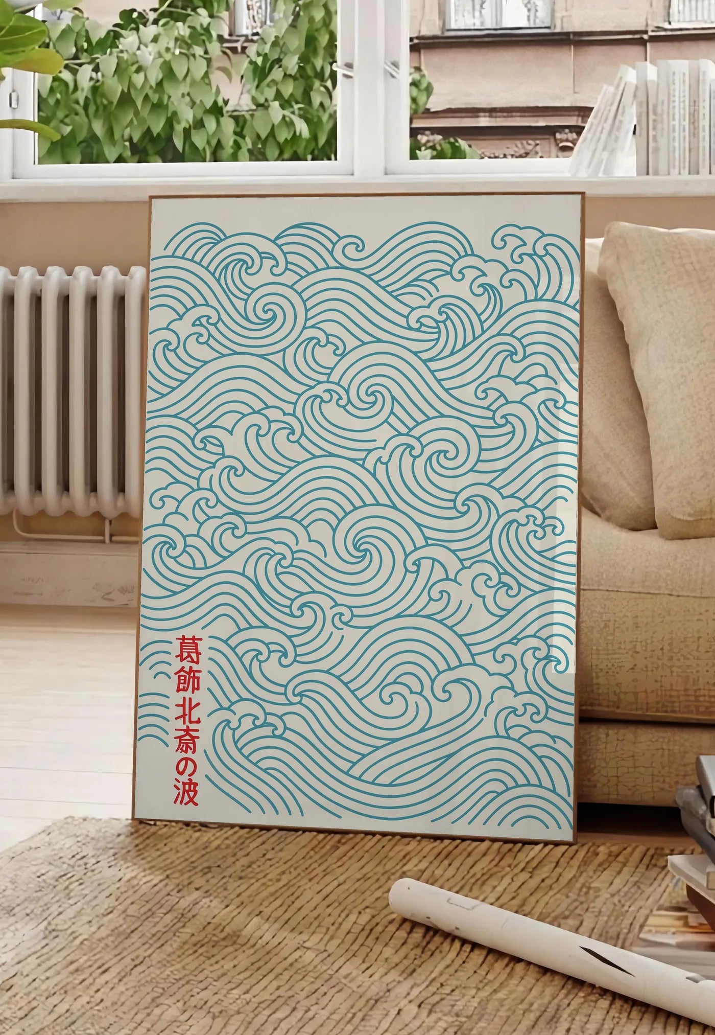 Poster affiche vagues japonaises motif seigaiha au trait bleu sarcelle sur creme, posee au sol dans un salon parisien, devant une grande fenetre donnant sur un immeuble haussmannien, entre un ficus et un canape creme