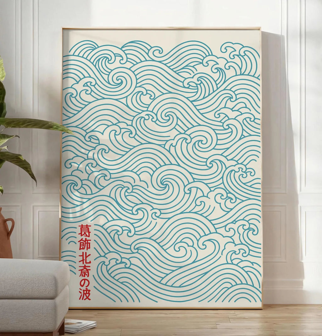 Reproduction affiche vagues japonaises motif seigaiha au trait bleu sarcelle sur creme, posee au sol dans un salon minimaliste clair, a cote d'un canape beige et d'une plante verte, sur un parquet clair