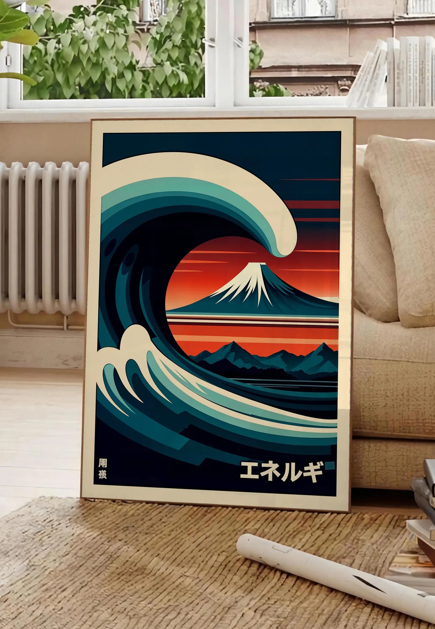 Poster affiche vague stylisee devant le mont Fuji au soleil couchant japon, posee au sol dans un salon parisien, devant une grande fenetre donnant sur un immeuble haussmannien, entre un ficus et un canape creme