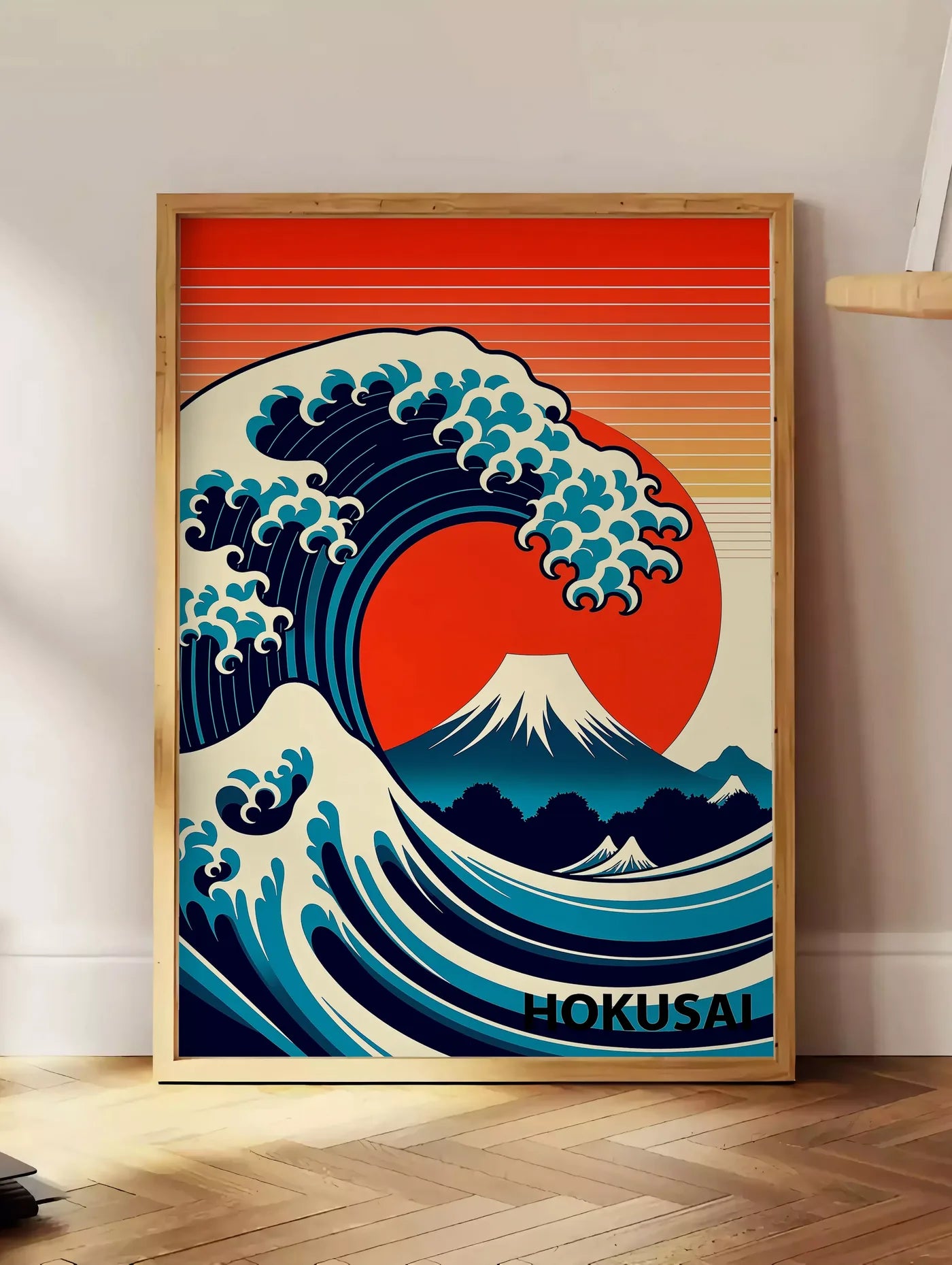 Estampe affiche grande vague pop art, posee au sol dans un coin salon, sur un parquet a chevrons, pres d'une table d'appoint en chene chargee de livres