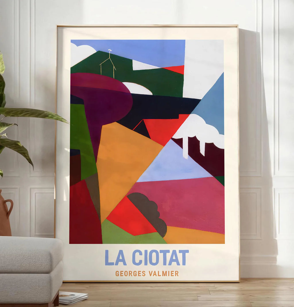 Reproduction affiche La Ciotat cubiste, posee au sol dans un salon minimaliste clair, a cote d'un canape beige et d'une plante verte, sur un parquet clair