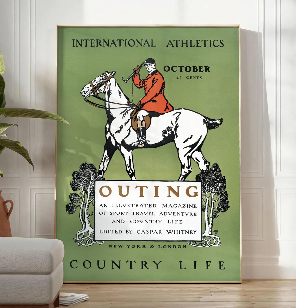 Reproduction affiche Outing vintage, posee au sol dans un salon minimaliste clair, a cote d'un canape beige et d'une plante verte, sur un parquet clair
