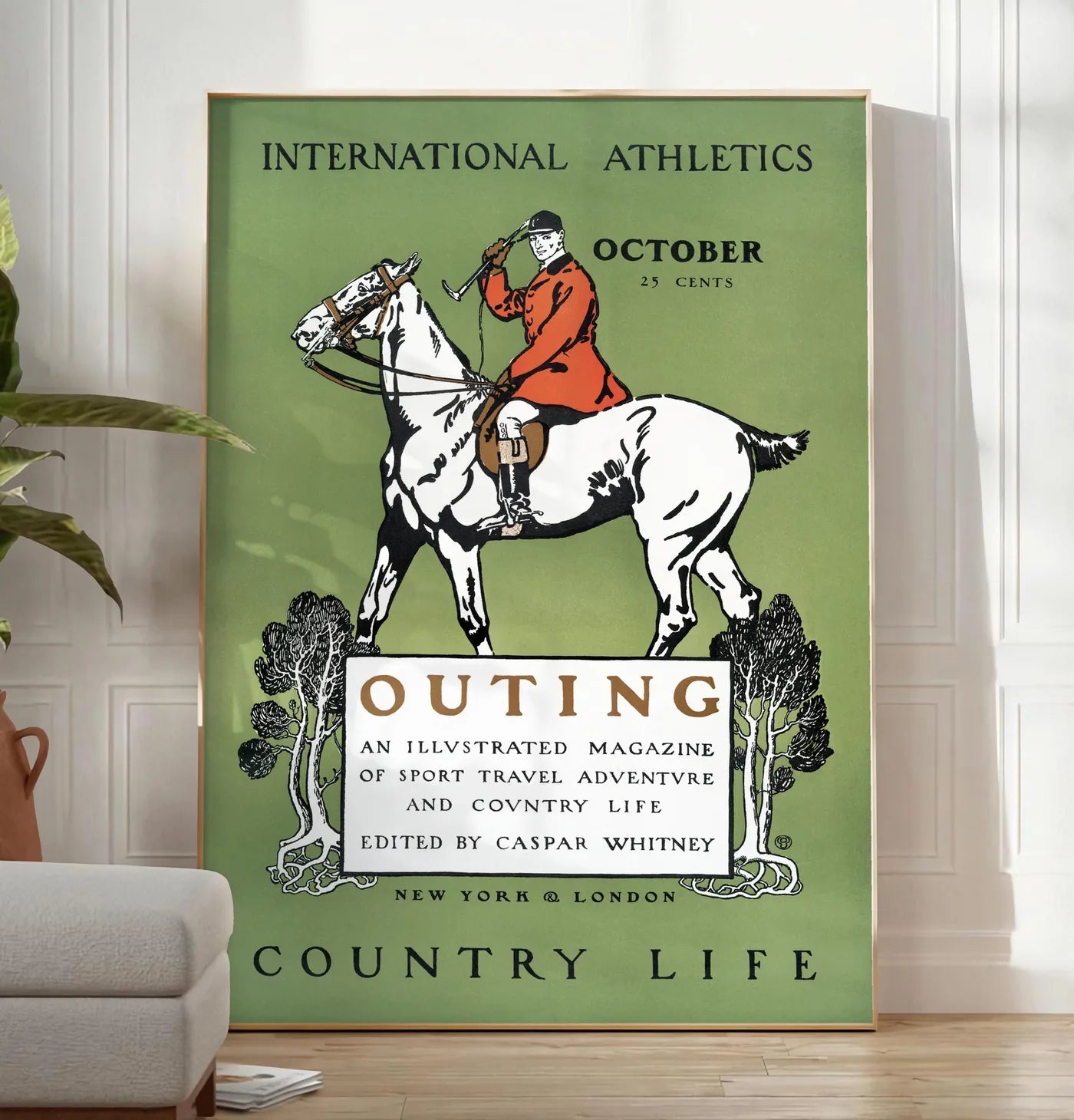 Reproduction affiche Outing vintage, posee au sol dans un salon minimaliste clair, a cote d'un canape beige et d'une plante verte, sur un parquet clair