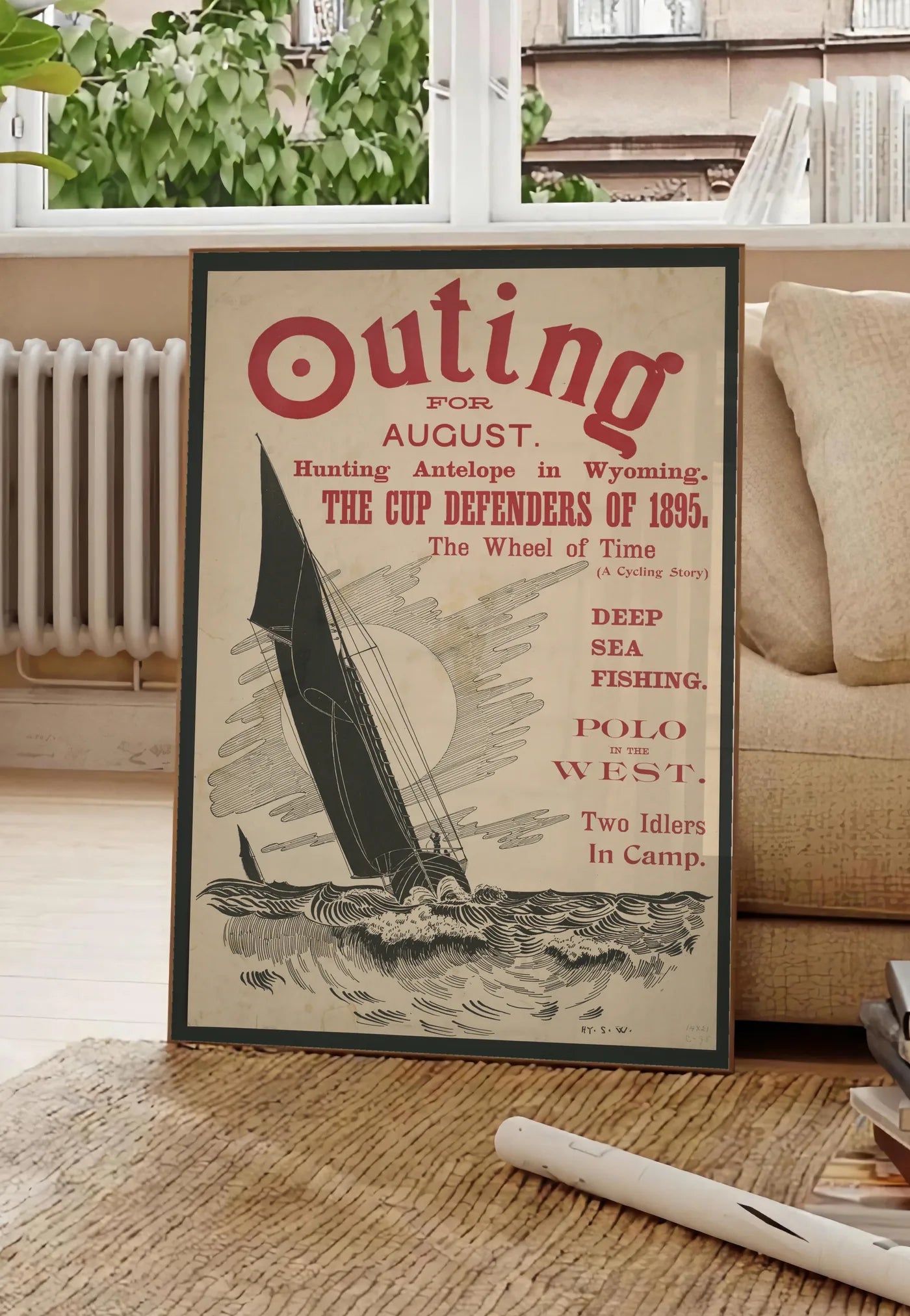 Poster affiche Outing vintage, posee au sol dans un salon parisien, devant une grande fenetre donnant sur un immeuble haussmannien, entre un ficus et un canape creme