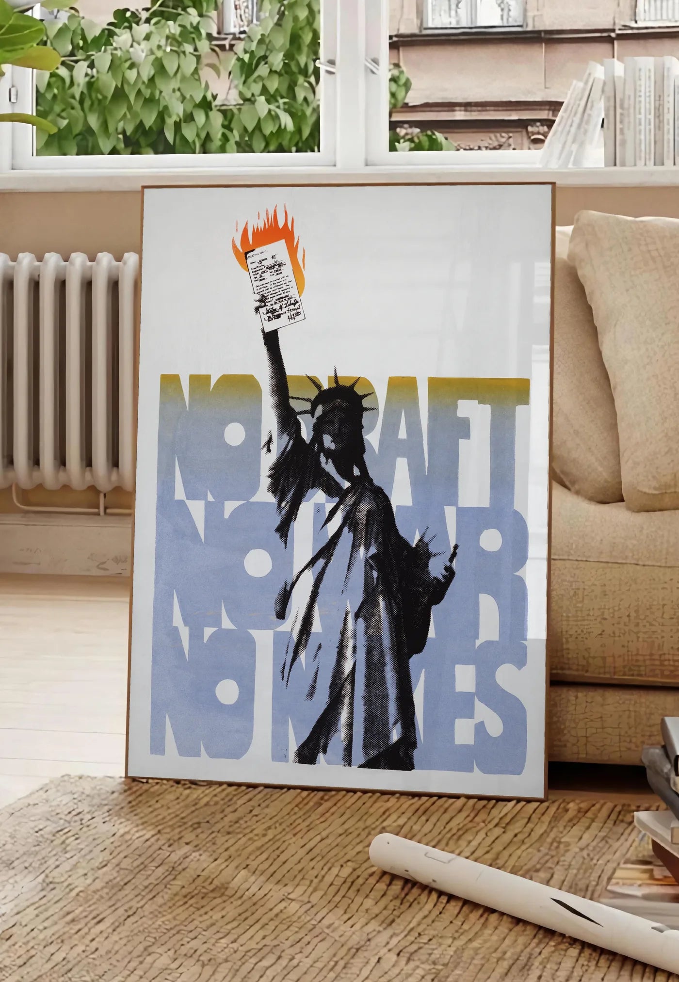 Poster affiche Statue de la Liberte vintage, posee au sol dans un salon parisien, devant une grande fenetre donnant sur un immeuble haussmannien, entre un ficus et un canape creme
