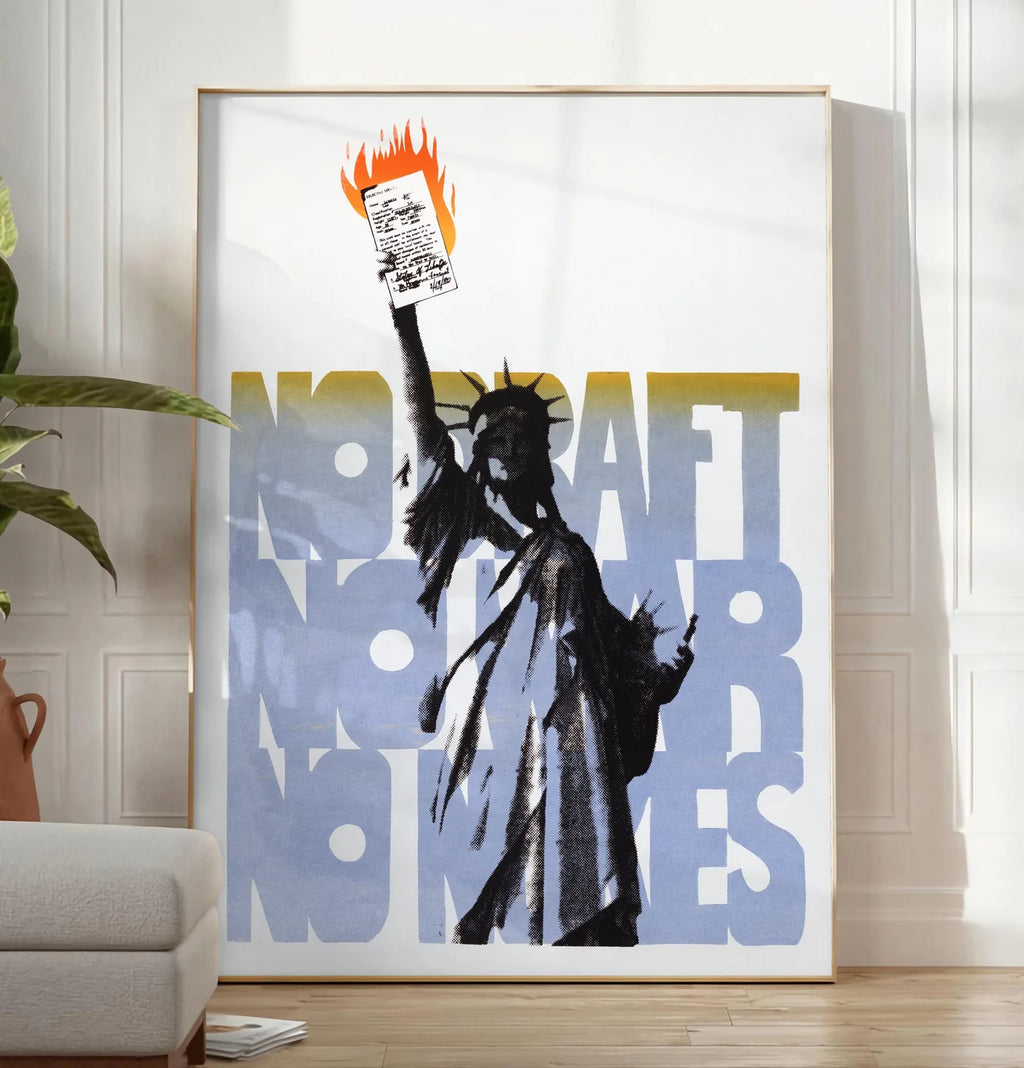 Reproduction affiche Statue de la Liberte vintage, posee au sol dans un salon minimaliste clair, a cote d'un canape beige et d'une plante verte, sur un parquet clair